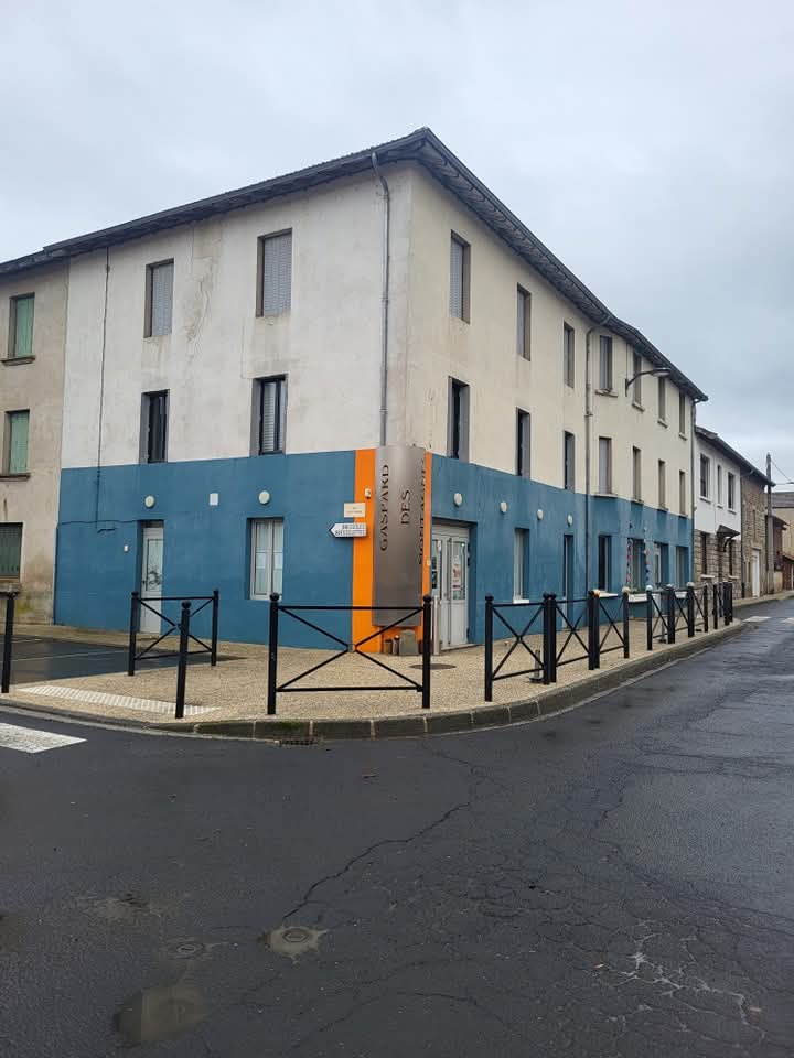 La commune de Saint Alyre d'Arlanc est à la recherche d'un couple de professionnels de la restauration pour la gérance de son café bar restaurant communal.

La commune dispose de :

Une école élémentaire (petite section de la maternelle au CM2/RPI), médiathèque, point de poste, salle des fêtes, terrain de pétanque, aires de jeux.

Dans un rayon de 15 minutes se trouvent : une maison médicale et des commerces à proximité.

Faire revivre notre café restaurant, c'est le réinventer avec un projet multiservice original et créatif en s'appuyant sur les ressources locales, en y accueillant aussi la culture par des animations et le maillage associatif.

Ce que la municipalité souhaiterait :

Créer un multiservice (café bar restaurant, épicerie, carte de pêche, artisanat local).

Assurer les repas de la cantine scolaire.

Savoir concocter des « repas ouvriers » variés.

Continuer les banquets communaux et associatifs.

Créer des animations et repas/soirées à thème régulièrement.

Accueillir, s'il le souhaite, des expositions artistiques (en lien avec des bénévoles).

Vous aurez à disposition pour travailler :

Un espace bar équipé de frigos (environ 20 places assises, 66 m²).

Une salle de restauration (environ 60 places assises).

Un espace terrasse (environ 25 places assises).

Une cuisine équipée et un espace "plonge" (environ 25 m²).

Une chambre froide et un congélateur.

Du matériel de cuisine et de service en salle.

Au sous-sol, une réserve et le local technique.

À l'arrière du bâtiment principal se trouve un local pouvant servir de réserve supplémentaire et une cour intérieure.

À l'étage, des espaces sont à disposition dans le bail commercial pouvant servir de réserve ou d'hébergement (quatre chambres, cuisine, pièce de vie, salle d'eau avec WC).

Places de stationnement à côté de l'établissement.

Nous recherchons un couple (avec des enfants est un plus) qui a le désir de s'ancrer localement, motivé et compétent, désirant travailler avec nos producteurs locaux.

Partie financière :

Loyer mensuel : 530 euros HT et HC.

Pas de fonds de commerce à reprendre.

Trois mois de caution.

Deux cautions solidaires.

Contrat d'un an renouvelable en bail commercial 3,6,9 ans.

La mairie réalise actuellement des travaux d'isolation, de rafraîchissement et de mise en conformité électriques.

http://www.saintalyredarlanc.fr

http://www.facebook.com/CommunedeSaintAlyreArlanc