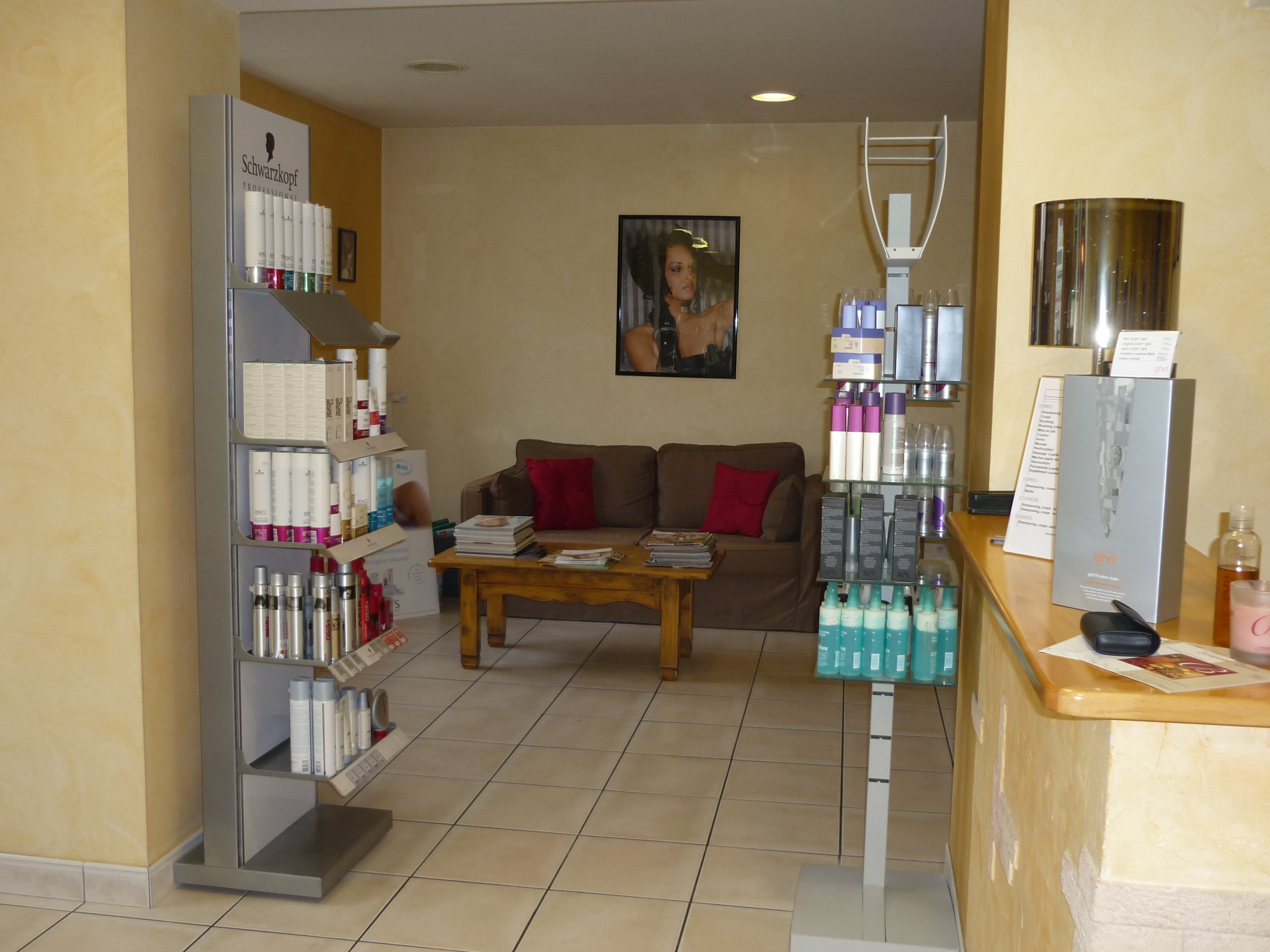 A vendre fonds de commerce de salon de coiffure, à proximité de Dijon (21) au centre d'un village de 2 000 habitants. Parking gratuit devant le salon. Accès PMR.

Il dispose de :
- 4 postes de coiffage
- 2 bacs à shampoing
- 1 salle d’attente
- 1 Labo
- 2 WC
- 1 Laverie + Rangements
- 1 Cabine d'esthétique avec lavabo et douche. (récent)

Chauffage au gaz de ville
Climatisation réversible dans le salon et l'esthétique.

- Clientèle fidèle et régulière.
- Bail en cours : Loyer mensuel 1 100 €

Travaux de rafraîchissement à prévoir dans le salon.
Accompagnement possible.

Prix : 80 000 €