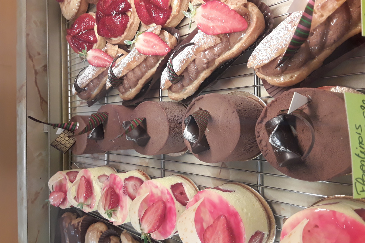 Jolie boulangerie, pâtisserie  située dans un village  qui dispose  de toutes les commodités . A 15 minutes du centre ville de BOURGES. Le CA réalisé  à 85% en magasin et 15% en fournitures (maison de retraite, collège, cantine, mairie... Idéalement située sur axe passager  Bourges -Paris, vous disposer d'un vaste magasin qui inclus un four à bois ou tout les pains y sont cuits. Derrière se situe un laboratoire ainsi qu'une Glacerie, Chocolaterie. La fabrication est 100% fait maison. Le matériel est entretenu tous les ans. 
Les murs peuvent être à vendre 125760? honoraires inclus. Ou louer  500? le fond de commerce et 500? l'habitation. Le CA  année  N 332185?