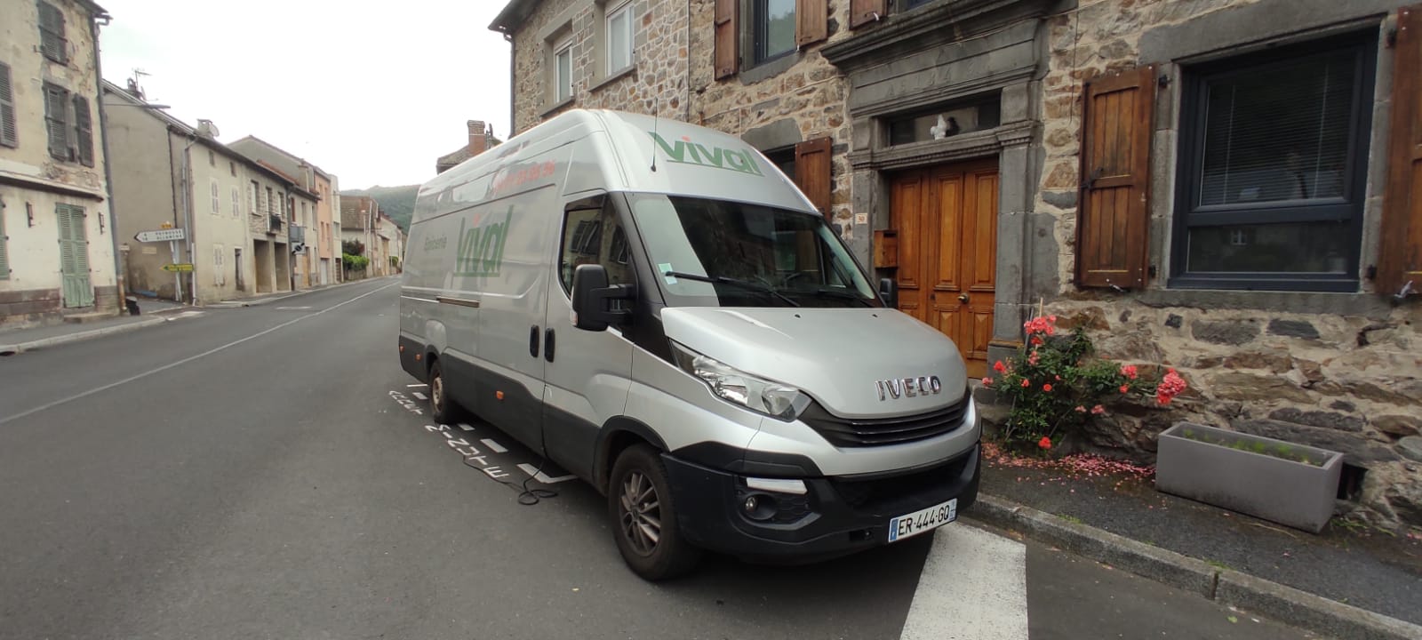 Vous souhaitez reprendre une jolie supérette dans une belle bourgade touristique et de caractère du Cantal, située sur la route du Lioran.
Très bon emplacement, parking, flux de clientèle conséquent sur un axe très passant ; nombreuses habitations aux alentours et commerces complémentaires à proximité.
Fort impact saisonnier d’avril à octobre (camping, aire de camping-car, chemin de Compostelle, tourisme de randonnées, marchés d’étés, fêtes patronales, nombreuses résidences secondaires…).

Il vous est proposé :
- Un magasin de surface de vente de 130m² dont 30m² de réserve, bureau et sanitaires.
- Un camion de tournées avec aménagement récent et optimisé (incluant un frigo positif).
- Une fourgonnette 4x4 pour les livraisons ponctuelles

CA TTC de 440 000 € au dernier bilan, en constante progression.
Loyer mensuel de 400 €.
Vente du fonds de commerce à 103 000 €.
Pas de frais d’agence !
40 000 € d’apport requis.
Exploitation idéale en couple ou duo.

Magasin clé en main, pas de concurrence directe à proximité.
Services en place : fromage et charcuterie à la coupe, produits locaux, souvenirs, dépôt de pain, gaz et Relais Pickup.
Les tournées en camion parcourent les montagnes environnantes et sont assurées du mardi au samedi, avec un parcours différent chaque jour. La clientèle est très fidèle car ce service est historique (60% du CA actuel total) ; il y a possibilité également d’augmenter la zone de chalandise.
Pas de personnel à reprendre et commerce situé dans une zone ZFRR, ce qui permet d’obtenir des exonérations fiscales très avantageuses.