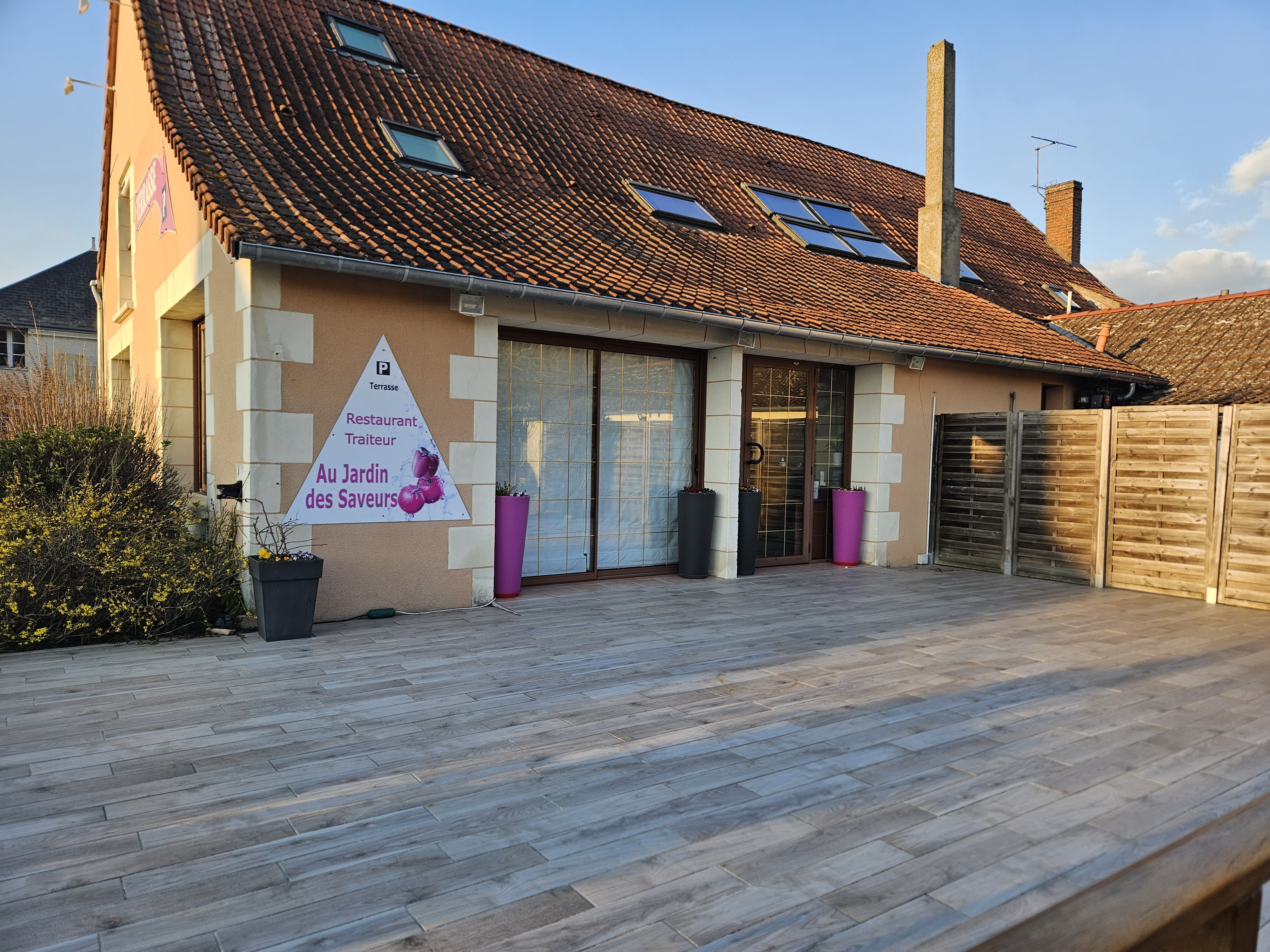 A Vendre Restaurant Sud Sarthe Fonds et Murs. 
Etablissement aux normes, cuisine et salle rénovées récemment.
Terrasse et parking privés.
2 Salles = Capacité 50 personnes et 25
Terrasse = Capacité 25 personnes
Possibilité d'accroître la partie Traiteur.
Appartement de 100 m2 au dessus du Commerce
Ouvert du mercredi midi au dimanche midi et le soir les vendredis et samedis.