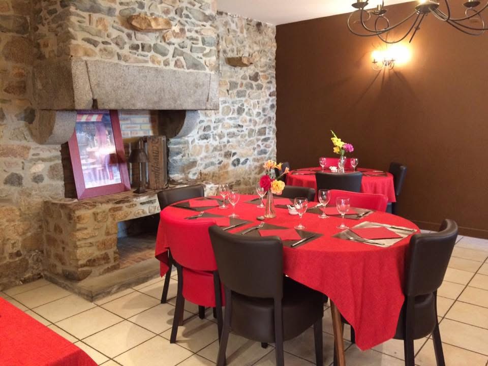 À vendre ou à louer : restaurant situé à Hillion, à seulement 700 mètres de la mer, dans une commune dynamique et attractive.

L’établissement dispose d’une capacité d’environ 80 personnes en intérieur et environ 20 en terrasse. Idéal pour accueillir une clientèle locale et touristique, notamment grâce à la présence de 2 camping, d’un collège, d’un festival local en Août et de marchés nocturnes en été.

Le bien comprend également un étage avec deux appartements, ainsi qu’une cave de stockage.

Prix murs : 250 000 € ( à vendre ou en location) 
Prix fond de commerce : 150 000 €

Très bien desservi, avec un grand parking communal en face. 

Situé à 15 minutes de Saint-Brieuc et 1 heure de Rennes, ce restaurant bénéficie d’une excellente accessibilité grâce aux différents commerces et transports à proximité.