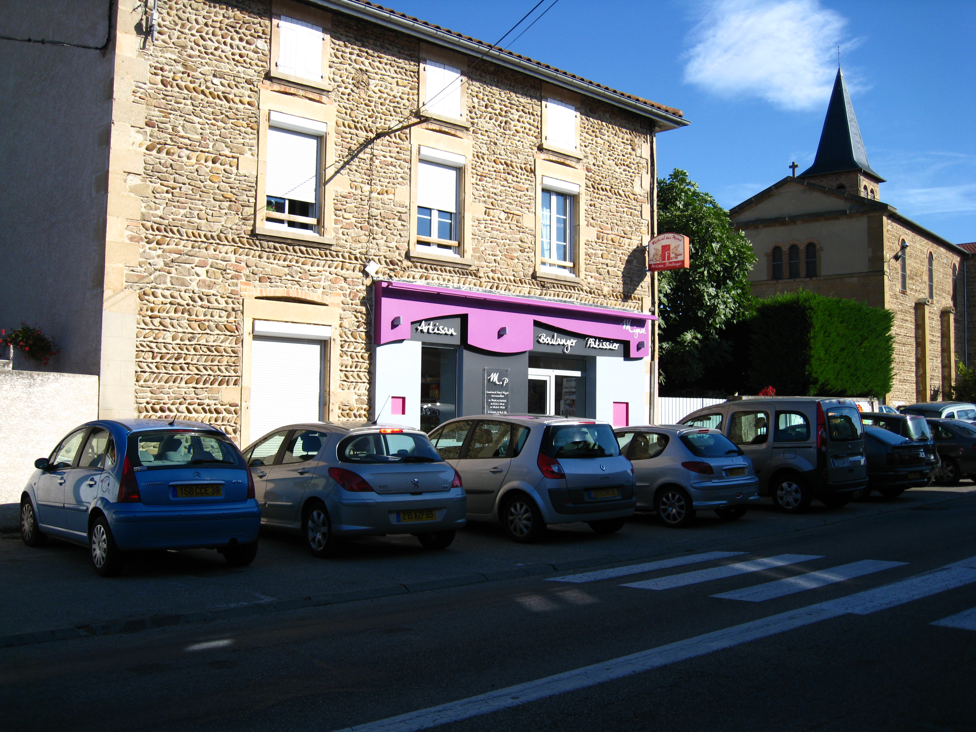 Fond de commerce de Boulangerie Pâtisserie à Vendre POSSIBILITE AVEC OU SANS LES MURS au centre d’un village sur un axe de passage important avec un très grand parking gratuit, et situé à 10 Kms d’un centre d’activité professionnel et commerciale à grande attractivité du bassin Rhône Alpes

En activité depuis 29 ans, nous avons toujours fait évoluer notre entreprise dont le CA est resté en constante évolution 

Nous avons une très belle clientèle fidèle et agréable sachant apprécier la qualité de nos produits , fort potentiel en pâtisserie dans notre secteur géographique.

Les postes de Pâtisserie et Traiteur Snacking sont très importants et peuvent encore se développer car il y a de la demande , un rayon épicerie locale et artisanale est en place et marche très bien.

Notre entreprise  recherche des nouveaux propriétaires pour apporter du renouveau à ses clients ...

  Magasin de 40 m², laboratoire de Pâtisserie 50 m² créé 2020 possédant tout le matériel pour travailler dans de très bonnes conditions ( Pasto turbine 	PV LABO , Surgélateur ,Chambre congel 15m3 , Machine chocolat Savy Goiseau …) espace de production de 140 m² total superficie 230 m²	.


Point fort :

Four fioul POLIN très très bon état    Electricité 1 000 € / mois
 Contrat EDF tempo 36kw

Fermeture Dimanche après midi, lundi et mardi soit 2 jours et demi

Ouvert du mercredi au samedi 6h00 13h00  15h30  19h30
dimanche 7h00 13h00

congés 5 semaines / an

Avec 1 ouvrier Pâtissier, 1 vendeuse week-end 

Loyer 1179 € / MOIS

CA 380 000 €
PV 250 000 €
Bonne marge 

N'hésitez pas à me contacter pour échanger ensemble !!
