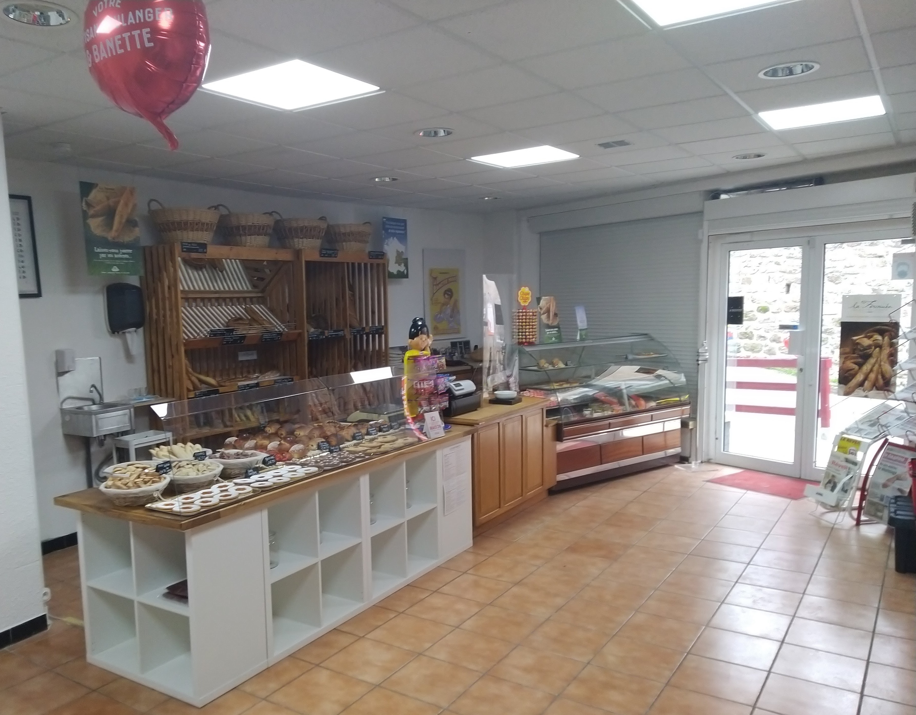 À vendre boulangerie pâtisserie épicerie, dans le village de Vanosc 07690 en nord Ardèche, à 20 min d'Annonay et 1 heure de Saint Étienne et 1 heure de Lyon, commerce essentiel d'un village de moins de 1000 habitants. 
Fabrication 100% artisanale du pain, de la viennoiserie et de la pâtisserie, et du chocolat. 
Dépôt de gaz, journaux, produits locaux, épicerie, bières locales, yaourts et fromages locaux etc..
Équipée de matériel récent, prêt à travailler (pétrin spirale, pétrin boulanger, batteur, fontaine eau refroidissement moins de 3 ans, four 5 étages avec tapis d'enfournage, surgélateur congélateur, laminoir, tours granit, plonge automatique, diviseuse, façonneuse, balancelle à pâtons, chambre de pousse viennoiseries et pains, four à pizzas 4x 33 cm moins de 3 ans, multiples frigos, congélateur à glaces, frigo positif à gâteaux, tonneaux de stockage des farines, trancheuse à pains moins de 3 ans, grilles et plaques de cuisson, moules, petit matériel, etc.. 

PRIX 80000 euros. 

MISE À DISPOSITION DES BILANS UNIQUEMENT APRÈS VISITES SERIEUSES  DE LA BOULANGERIE
 
Seule boulangerie du village, concurrence la plus proche à 4 km (Villevocance) et 7km (Vocance) .

Logement inclus avec le commerce (2 étages, 1 grand garage pouvant accueillir 3 véhicules, 4 chambres salle de bain récente moins de 3 ans, terrasse avec belle vue, etc..

Possibilité de financement avec le Meunier 

Plus d'info merci de nous contacter via mail ( avec un minimum de présentation) ou rdv directement à la boutique.

Visite possible les après-midis. 

Plaisantins, agences immobilières et curieux merci de s'abstenir de nous contacter.