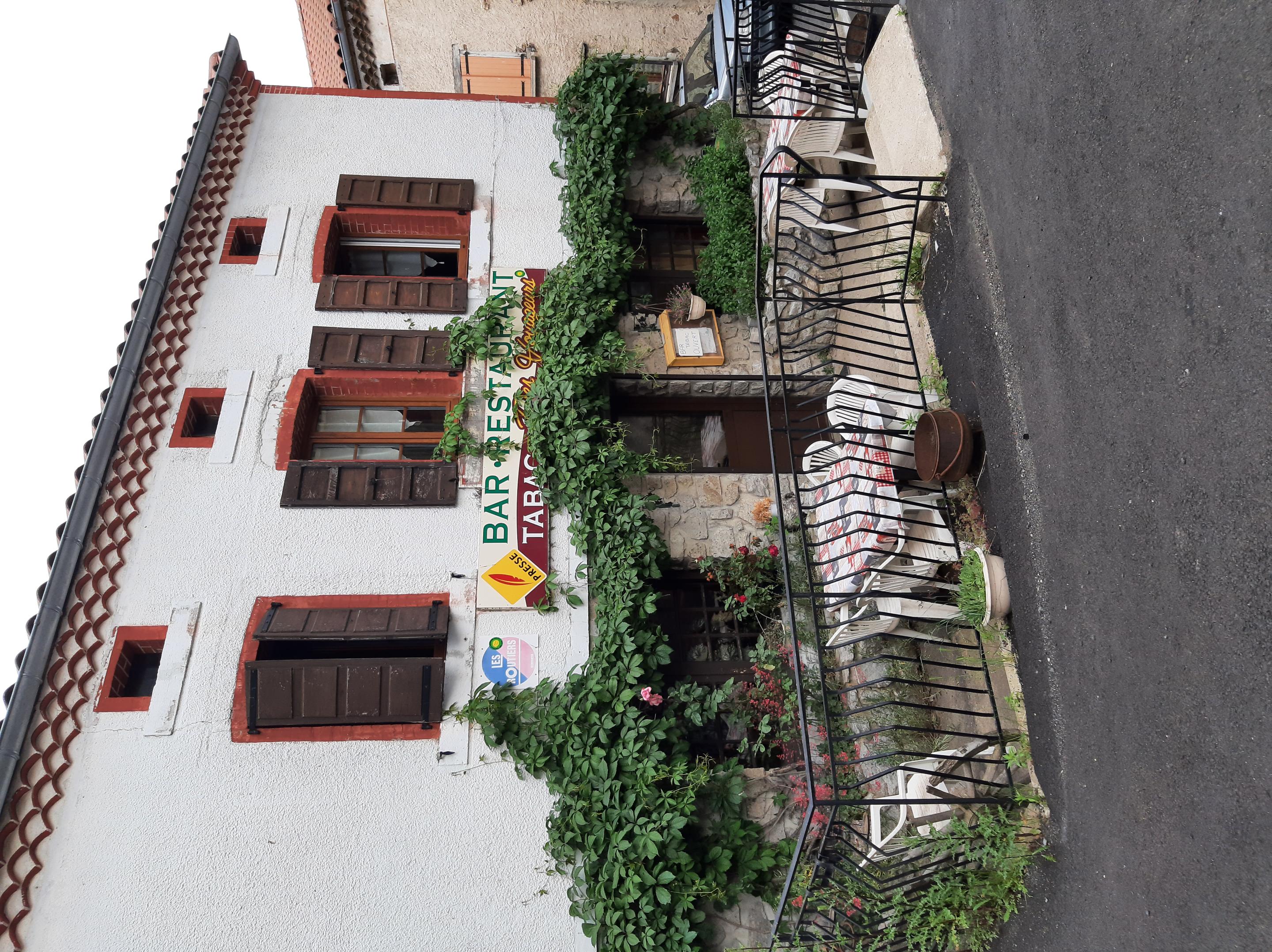 CAFE TABAC RESTAURANT A VENDRE FONDS ET MURS A PINOLS (43300)
A vendre, URGENT,  à Pinols, en Auvergne, fonds de commerce et murs du dernier café tabac presse restaurant, au cœur du bourg, (1 016 mètres d'altitude, 185 habitants). 
L’exploitante, âgée de 92 ans, cède son affaire après 60 ans de présence, en raison de son état de santé. 
TF1 avait mis cette affaire et son exploitante à l'honneur il y a 2 ans.
voir ce lien : https://www.facebook.com/watch/?v=3226989657580792
Ce fonds comprend le café, le tabac, la presse locale, une restauration de type ouvrier. Il est situé dans un bâtiment à la façade fleurie bien entretenue, avec un RDC, un étage, et un grenier. 
Autrefois, cette auberge proposait des chambres, au 1er étage. C’est à présent le logement de l’exploitant.
Le commerce comprend un équipement de cuisine simple mais complet (piano, hotte, four, froid positif et négatif, lave main, évier, rangements inox etc.) pour proposer une cuisine familiale.
Cette affaire permettrait de faire vivre 1 personne. Stages tabac et permis d’exploitation obligatoires à prévoir dans le cadre de la reprise. 
L’ensemble, très propre, et bien équipé au RDC. L’étage nécessiterait un rafraichissement.
Le prix de vente du tout est évalué à 90 000 €, murs et fonds. Stocks à prévoir en sus de 5000 €.
Si vous êtes intéressé par cette affaire, merci de contacter au plus vite :
Mme Elodie MOURLAIX -  mail : e.mourlaix@udaf43.org tél : 04 71 74 87 02 
Mme Nicole BARDAKOFF-  mail : n.bardakoff@hauteloire.cci.fr    tél : 06 43 92 96 16