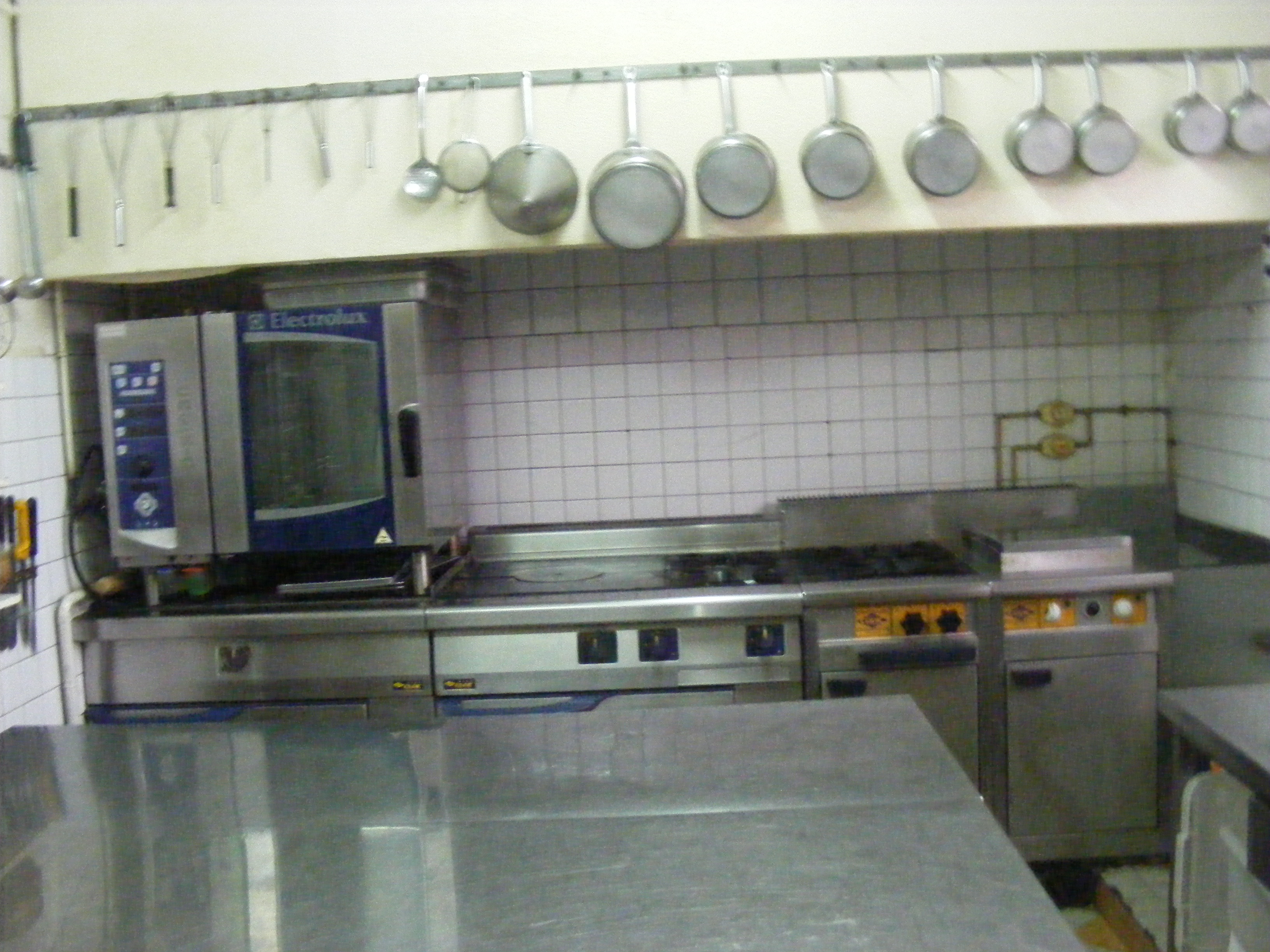 En toute propriété (murs et fond) restaurant/bar licence IV. 

Le bâtiment possède une surface commerciale de 238 m². Comprenant : 
une salle de 100m² pour une capacité d'environ 70 couverts
une cuisine équipée de 20m² (chambre froide, plonge, four à 8 niveaux Electrolux, fourneau à gaz, friteuse électrique 10L, robot multifonction, etc…)
un bar de 60m² (pas de contrat brasseur)

Le bâtiment dispose également d’un petit appartement fonctionnel à rafraîchir, d’une surface de 60m², composé de 3 pièces et une salle d'eau/WC. 

A cela s’ajoute une terrasse de 50 couverts ainsi qu’un parking de 1000 m². 


Le restaurant est bien desservi : proche de la N164, à deux pas du canal de Nantes à Brest et en bord de la Vélodyssée, Il est entouré de nombreux lieux patrimoniaux (Lac de Guerlédan, Abbaye de Bon-Repos, Forges des Salles…). Le restaurant est à moins de 50 mètres d’un camping et est proche de toutes commodités (banques, médecin, pharmacie, petit marché local toute l’année, épicerie, piscine, écoles…).