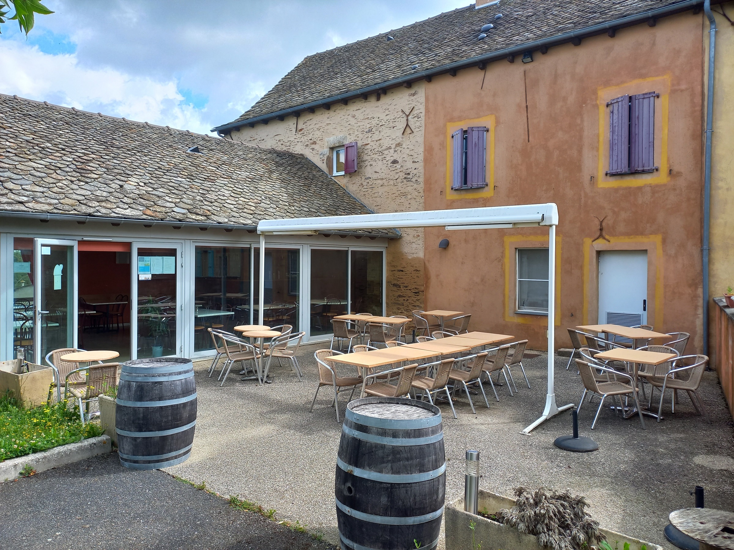 Quins recherche un nouvel exploitant à compter de début août pour son unique bar-restaurant : "Le Quinsois".

Dans notre joli village de 925 habitants au cœur du ségala et aux portes de Rodez et d’Albi, le bar restaurant Le Quinsois, idéalement situé au centre du village, fait partie du paysage commercial de la commune.
La commune dispose d’une crèche et d’une école avec transport scolaire et un collège est accessible en bus.

La municipalité est à la recherche d’un nouveau gérant afin d’assurer la continuité de cet établissement.
Pas de fonds de commerce à reprendre, ni de droit au bail, ni de pas de porte, affaire clé en main exploitable immédiatement.
Le fonds de commerce (matériel complet, licence IV) et le local commercial, le tout appartenant à la mairie, sera mis à disposition moyennant une redevance mensuelle de 380€.
Un dépôt de garantie de 5000 € encaissé sera demandé au moment de l’exécution du contrat de location.
Ce restaurant dispose d’une capacité d’accueil de 70 couverts.
	deux salles de restauration (41 m2 et 38 m2), rénovées en 2025
	Un bar aménagé et équipé
	Une cuisine tout équipée 
	Une terrasse avec le mobilier d’une capacité de 15 couverts
	Une salle communale à disposition
	Parking à proximité

Objectif : Continuer à dynamiser l’attractivité du village pour la clientèle locale, touristique, les randonneurs, VTT …

Nous recherchons des professionnels avec une expérience dans la restauration et la gestion d’entreprise, désireux de vivre à la campagne.

· Organisés, dynamiques et accueillants, avec le sens du contact.
· Bons gestionnaires disposant de compétences en gestion d’un restaurant.
· Formations nécessaires à l’exploitation d’une licence IV

Vous devrez proposer une cuisine de qualité, destinée à une clientèle locale (repas ouvriers, repas festifs et familiaux, cuisine généreuse, voire régionale).
Prévoir un investissement minimum pour le besoin en fonds de roulement et la trésorerie nécessaire au lancement de l’activité 

La visite des locaux par les candidats est obligatoire afin que vous puissiez vous rendre compte de toutes les caractéristiques et contraintes des lieux.
Un logement situé au-dessus du restaurant peut aussi être mis à disposition.
Le rendez-vous est à prendre en mairie au 05 65 69 03 04 ou mairie@quins.fr
