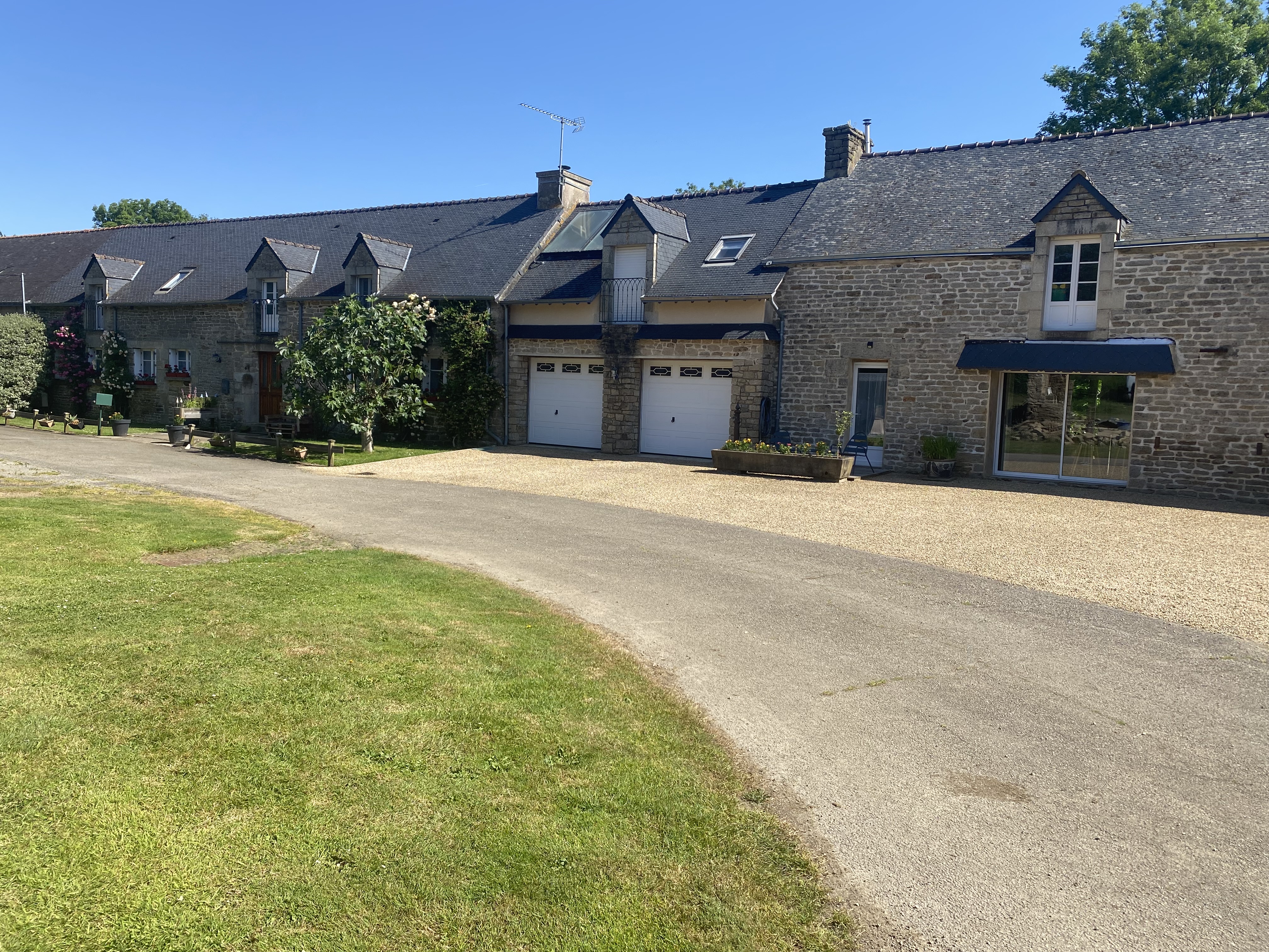 Un havre de paix authentique avec un potentiel locatif irrésistible !
Niché au cœur de Lantillac, dans un cadre bucolique préservé et hautement recherché, cet ensemble immobilier unique allie charme ancestral et modernité. Avec une surface habitable de près de 400 m², cette longère rénovée, son gîte indépendant et son appartement T2 offrent un espace idéal pour une grande famille, des réceptions mémorables ou un investissement locatif d’exception. Préparez-vous à être séduit par son potentiel de rendement et son emplacement privilégié !
Un des atouts majeurs de cette propriété est son potentiel locatif exceptionnel et diversifié, garantissant un retour sur investissement remarquable grâce au gîte déjà en activité et à l’appartement T2 prêt à l’emploi. Idéalement située au cœur de la paisible commune de Lantillac (56120), à seulement quelques minutes des commodités de locminé/Josselin et Réguiny et à proximité des grands axes menant à Vannes/Rennes et Lorient, cet ensemble immobilier unique offre un cadre de vie idyllique, cette OPPORTUNITÉ TRÈS RARE sur le marché saura séduire les amateurs de belles demeures et les investisseurs avisés.
🏠 Un ensemble d’exception à découvrir pièce par pièce
La propriété s’étend sur un terrain paysager et arboré de 4 667 m², un véritable écrin de verdure, et se compose de trois espaces distincts, chacun avec son caractère unique :
🌿 La Longère Principale (230 m² habitables)
Une habitation principale aux volumes généreux, où le charme d’antan rencontre le confort moderne :
• Une vaste pièce de vie avec cheminée en pierre et sa cuisine aménagée
• Une salle à manger spacieuse, parfaite pour les réunions familiales et ses 55 m² de terrasses attenantes.
• Un salon cosy baigné de lumière naturelle.
• Chauffage au sol pour un confort optimal.
• Quatre chambres aux beaux volumes, avec des espaces de rangement astucieux.
• Une salle d’eau élégante et des sanitaires bien pensés.
• Une chaufferie équipée d’une pompe à chaleur récente (2023) pour un chauffage performant.
• Un double garage pour deux véhicules, idéal pour les amateurs de rangement.
• Une piscine de 30 m³ avec liner suspendu et sa très grande terrasse entièrement clôturée, un véritable havre de détente.
• Atouts charme : Poutres apparentes, murs en pierre et matériaux nobles préservés, témoignant des rénovations soignées réalisées entre 2012 et 2023.
🌞 Le Gîte Indépendant (135 m² habitables)
Un espace autonome, prêt à générer des revenus locatifs saisonniers :
• Entrée indépendante pour une confidentialité totale.
• Une pièce de vie lumineuse avec coin cuisine équipée, idéale pour les hôtes.
• Trois superbes suites parentales, parfaites pour accueillir jusqu’à 6-8 personnes.
• Une terrasse privative de 30 m², un coin repos en plein air. Un terrain de boule
Bonus : une grosse marge d’optimisation du Ch.A. car pas exploitée à 100% de son potentiel
🏡 L’Appartement T2 Indépendant (25 m²)
Un petit bijou d’appoint avec entrée privative, offrant flexibilité :
• Un salon/kitchenette fonctionnel.
• Une chambre cosy.
• Une salle d’eau moderne.
Parfait pour un revenu complémentaire ou un espace indépendant pour la famille.
🌳 Un environnement d’exception
Cette propriété offre un cadre naturel privilégié :
• Un grand terrain arboré de 4 667 m², parfait pour des projets d’aménagement ou de détente.
• Exposition Sud Sud-Ouest pour un ensoleillement optimal toute l’année.
• Calme absolu dans un village préservé, tout en restant accessible aux grands axes.
• Puits artésien avec pompe, un atout écologique et pratique.
• Possibilité d’acquérir une parcelle supplémentaire de 2 053 m² devant la propriété, pour une valorisation foncière ou un agrandissement.
💰 Opportunité d’investissement exceptionnelle
Cette configuration unique (longère + gîte + appartement T2) est un véritable trésor :
✓ Résidence principale spacieuse et pleine de caractère.
✓ Revenus locatifs stables avec le gîte et l’appartement.
✓ Potentiel d’accueil familial ou touristique exceptionnel.
✓ Valorisation patrimoniale dans un secteur en pleine essor.
✓ Éco-responsabilité avec la pompe à chaleur et l’installation de panneaux solaires prévue dans les prochains mois pour l’autoconsommation ou la revente.
🎯 Pourquoi craquer pour ce bien ?
Cette longère allie l’authenticité d’une demeure d’époque à des équipements modernes (piscine chauffée, terrasses généreuses, chauffage au sol), le tout dans un cadre bucolique rare. Que vous soyez en quête d’une résidence de prestige ou d’un investissement locatif rentable, cette propriété répondra à toutes vos attentes !
✅ Ne laissez pas filer cette pépite – Agissez vite !
Contactez-moi dès maintenant pour organiser une visite et découvrir en exclusivité ce bijou immobilier. Cette demeure d’exception est faite pour vous – ne tardez plus !
👉 Christophe Danet - Votre expert Efficity à vos côtés
📞 06 75 02 68 79 | ✉️ cdanet@efficity.com