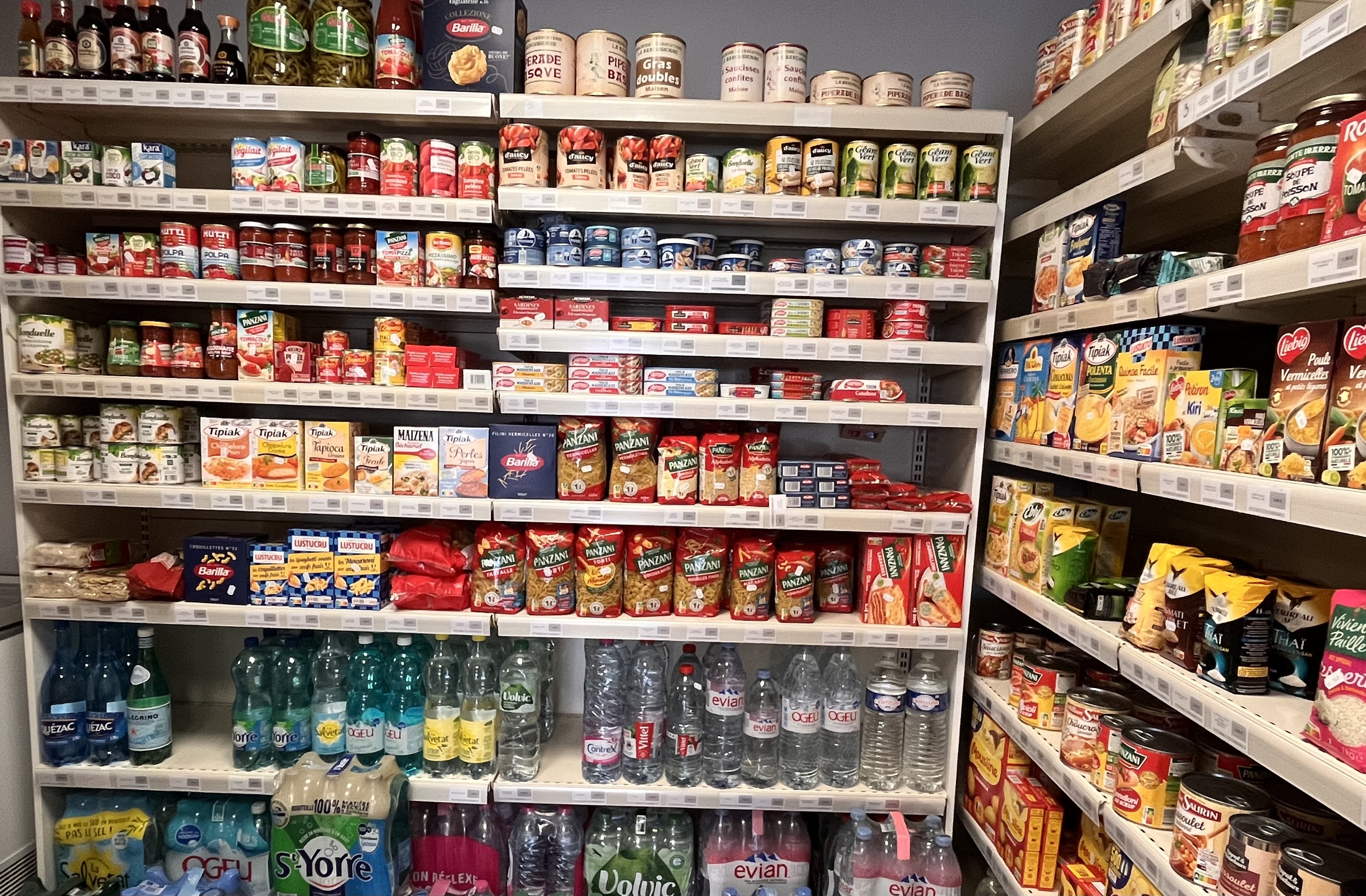 AFFAIRE À SAISIR à OLORON-SAINTE-MARIE ! suite départ en retraite

FONDS DE COMMERCE + LOCAUX COMMERCIAUX indissociables : 135 000 €
CLÉ EN MAIN !

Épicerie de quartier à vendre pour cause de départ à la retraite, dans une petite ville touchant environ 20 000 habitants alentours.

Très bien située, en proximité immédiate d’une école maternelle et primaire.
Clientèle fidèle, environnement agréable, parking à disposition à la porte de l'établissement.

Le magasin fait 50 m² environ, auxquels s’ajoutent des espaces privatifs, comprenant des toilettes.
Accessible aux personnes à mobilité réduite, et disposant d’une terrasse couverte par une pergola récente.

Activité actuelle : alimentation générale, dépôt de pains, fruits et légumes, vente de produits locaux réputés (charcuterie, miel, bière artisanale, café, gâteaux, etc.)... tout ce dont nous avons besoin au quotidien !

Tout le matériel reste sur place : caisse enregistreuse, balance, vitrines réfrigérées, rayonnages, y compris pour le stockage (frigos et congélateur)
Présence d’un système de vidéosurveillance opérationnel, magasin climatisé.

Une belle opportunité pour une personne seule ou un couple en quête d’un cadre de vie agréable.
L’activité est saine, immédiatement exploitable, avec un fort potentiel de développement.
Un commerce de proximité convivial, prêt à être repris sans attendre !