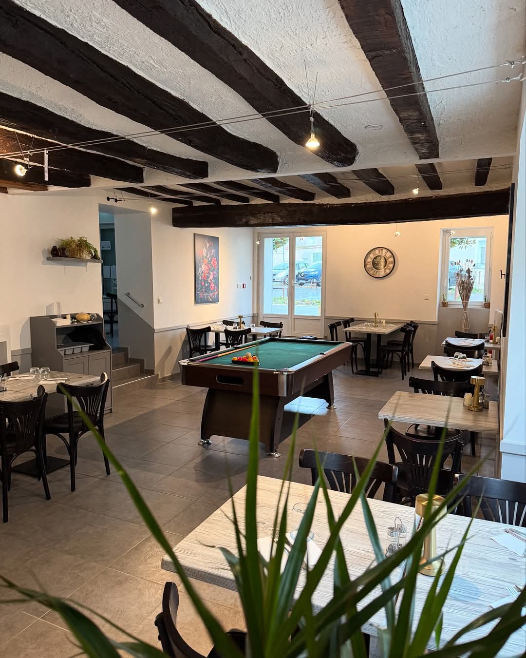 La Commune de Neuillé dans le Saumurois (Maine et Loire) est propriétaire d'un établissement Bar Restaurant avec un logement au 1er étage de 3 pièces. 
Tout le mobilier (bar, tables, chaises, matériel de cuisine...) est à disposition des futurs locataires.
Neuillé est un petit village de 1 000 habitants à 10 km de Saumur et à 5' de la sortie d'autoroute A85. 
Une Zone artisanale est à 3km du centre bourg avec de nombreuses entreprises.
Nous recherchons des gérants qui s'investiront dans la vie du village par des animations régulières, et surtout qui auront un grand sens de l'accueil et de l'hospitalité.
Le Loyer de 6OO€ est mensuel tout compris, un prix de pas de porte sera fixé entre les deux parties.