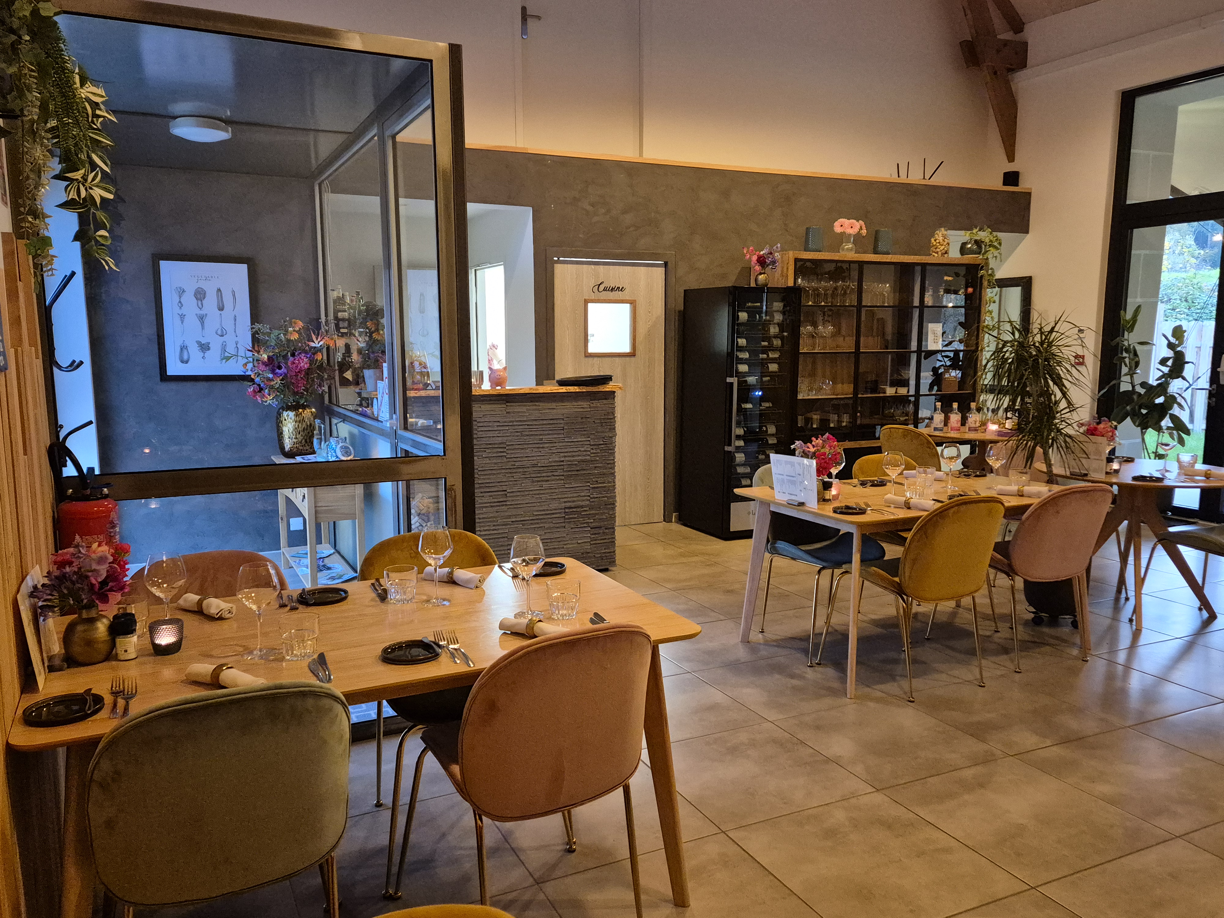 Les atouts :
✓ Notoriété de l'établissement
✓ Fort potentiel de développement
✓ Clientèle locale et touristique fidèle
✓ Parking spacieux à proximité

L'activité :
Vous souhaitez reprendre un établissement de caractère au coeur de la campagne creusoise ?
La commune de Chambonchard recherche un repreneur pour ce lieu convivial et bien connu des habitants et des visiteurs.
Tous les projets sont les bienvenus: gastronomique, traditionnel, cuisine du terroir, bistrot rural, ou encore concept original...

Le Local :
Superficie de 290 m² composée
> d’une partie habitation 140 m² au sol et 115 m² au 1er étage :
• 4 chambres (dont 1 PMR) avec salles de bain privatives. Possibilité d’exploiter certaines en chambres d’hôtes selon la composition familiale du gérant
• Une cuisine équipée
• Une pièce à vivre spacieuse

> et d’une ancienne grange réhabilitée pour accueillir l’auberge 135 m² au sol :
• Salle de 38 couverts à taille humaine, ambiance chaleureuse
• Terrasse de 40 couverts
• Établissement aux normes PMR
• Cuisine professionnelle récente et entièrement aux normes.
• Travaux de rénovation réalisés en 2022. Climatisation réversible installée en 2024.

L'environnement :
Auberge située sur un axe touristique, à proximité des gorges du cher et dans un environnement verdoyant et bucolique.
Elle séduit par son esthétique soigné en combinant convivialité et fonctionnalité.
Elle bénéficie d’une excellente notoriété locale, avec une clientèle fidèle, de passage et touristique.
Elle est située à seulement 35 minutes de Montluçon et 15 min d'Évaux-Les-Bains. Le restaurant attire de nombreux curistes et touristes se rendant à Évaux-les-Bains ou Chambon-sur-Voueize.
De plus, la commune constitue une halte idéale pour les cyclotouristes du fait de sa proximité avec plusieurs itinéraires cyclables : la véloroute Est Creuse (V87), la boucle de Chambonchard (53,6km), les routes vallonnées de la Combrailles (559m de dénivelé qui traverse la vallée de Chambonchard) et la Vagabonde (Montluçon-Montauban).

Informations pratiques:
Le prix de vente du fonds de commerce est de 85 000€.
Les prix des loyers sont de
• 707 € / mois pour l’auberge (restaurant et chambres d’hôtes)
• 404 € / mois pour la partie habitation/chambres d’hôtes
La commune est prête à accompagner le repreneur dans son installation : mise en relation, communication locale...