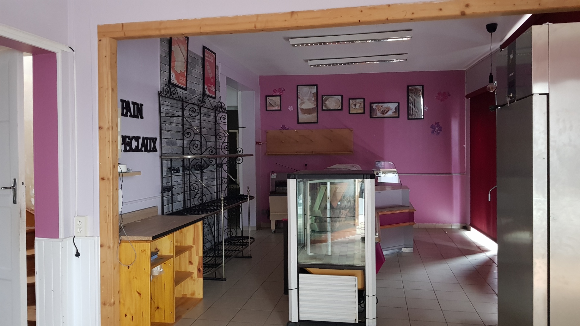 🥖 Notre commune de Truttemer le grand cherche son/sa boulanger(e) ! 🥐

Après le départ de notre boulanger, la commune est à la recherche d’un(e) boulanger(e) passionné(e) pour faire vivre (ou revivre) la boulangerie du village ❤️

Les habitants sont impatients de retrouver leur boulangerie ! Ici, on aime le bon pain, les viennoiseries croustillantes et surtout le commerce de proximité. La clientèle est fidèle, l’ambiance conviviale.  

✨ Pourquoi s’installer chez nous ?

✔️ Une commune accueillante et dynamique : 650 habitants, 1000 véhicules jour, d'autres commerces présents, associations, écoles à proximité, plusieurs zones pavillonnaires et de nombreux projets pour continuer à développer l'attractivité de la commune. 
✔️ Une vraie demande locale de préserver nos commerces de proximité (boulangerie la plus proche à 10 kms). 
✔️ Un atelier de production équipé de l'ensemble du matériel nécessaire à la fabrication et totalement restauré en 2026
Présence d'un logement au dessus de la boulangerie (5 chambres). 
✔️ Un accompagnement possible pour l'aide à l’installation et un loyer attractif. 

👩‍🍳👨‍🍳 Profil recherché :

Boulanger(e) artisan(e) passionné(e), avec l'envie d’entreprendre et de s’ancrer dans la vie de la commune en milieu rural. 

📩 Intéressé(e) ou vous connaissez quelqu’un ?