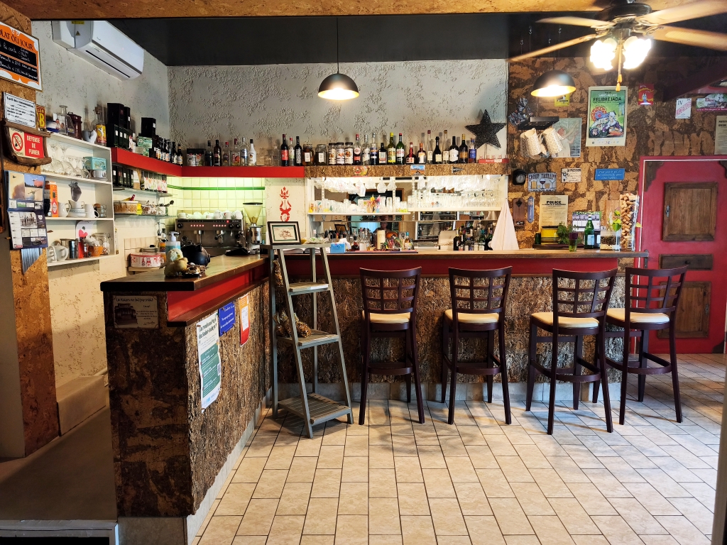 A reprendre fonds de commerce d’un restaurant-bar (licence IV) situé dans un agréable village du secteur du Ribéracois, au cœur de la Double, territoire préservé du nord-ouest de la Dordogne réputé pour ses paysages naturels, ses étangs et sa qualité de vie.

Cet établissement existe depuis de nombreuses années et bénéficie d’une bonne réputation grâce à sa cuisine traditionnelle, orientée gastronomique, à base de produits frais et locaux. Le ticket moyen est de l’ordre de 40 €.

Le local fonctionnel est en très bon état et propose une grande capacité d’accueil de la salle de restaurant : 50 couverts, d’un salon de 12 couverts et une grande terrasse + 1 salle de bar 
La surface totale du bâtiment est de 300 M².
Des travaux d’entretien réguliers ont été effectués : cuisine refaite en 2012, menuiseries double vitrage, chauffage : insert + climatisation et chauffage électrique récent.

Le chiffre d’affaires est réalisé sur 5 services par semaine à midi et un service le samedi soir.
Congés annuels : moyenne de 6 semaines par an
L’ouverture actuelle laisse un potentiel de progression.

Depuis 12 ans, l’établissement a fidélisé une clientèle d’entreprises, de particuliers locaux (dont une clientèle d’étrangers habitant en local) et touristes sur un rayon de 40 km.

La Mairie a consenti un bail commercial avec loyer modéré de 682 € HT mensuel comprenant le commerce et un grand logement (6 chambres).
Licence IV mise à disposition par la Mairie.

CA HT 2025 : 120 000 € - activité régulière sur l’année

Prix du fonds de commerce : 35 000 €

Affaire offrant un beau potentiel, idéale pour un couple de professionnels de la restauration