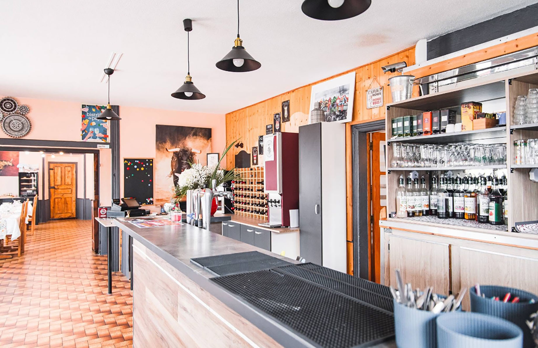 Implanté légèrement en retrait de la route, ce bien bénéficie d'un environnement calme tout en restant au plus proche de la vie du village. Son emplacement privilégié, sa configuration et ses volumes exceptionnels en font un lieu adaptable à de nombreux projets.

Grande maison d'habitation, maison familiale multigénérationnelle, habitat partagé, projet d'accueil, de gîte ou encore reprise d'une activité de restauration existante : les possibilités sont multiples.

Composition de l'ensemble :

Premier bâtiment – environ 550 m² :
Au rez-de-chaussée, un vaste espace d'environ 250 m², aujourd'hui composé de grandes pièces, d'une cuisine et de plusieurs annexes.Ces volumes généreux peuvent être transformés en belles pièces de vie pour une habitation principale ou conservés pour une reprise d'activité de restauration, le fonds pouvant être repris si souhaité.

Au premier étage :
Un appartement de 164 m² comprenant une cuisine, un salon, un bureau, 7 chambres, 2 salles d'eau et 2 WC.Des travaux de rénovation sont à prévoir (menuiseries, isolation, rafraîchissement), offrant une belle liberté d'aménagement selon votre projet.

Au deuxième étage :
Un espace d'environ 135 m², rénové récemment, composé de 6 chambres, d'une pièce commune avec cuisine et d'un espace sanitaire comprenant 3 douches, 2 lavabos et WC.Un niveau idéal pour un logement indépendant, un espace nuit supplémentaire ou un projet d'accueil.

Deuxième bâtiment – environ 141 m² :
Au rez-de-chaussée, deux grands garages de 53 m² et 82 m², équipés de portails électriques et manuels, parfaits pour le stationnement, stockage ou atelier.

À l'étage, deux espaces distincts :
• un appartement rénové de 73 m² comprenant cuisine, salon, 3 chambres, salle de bain et WC,
• un plateau brut de 68 m² à aménager entièrement, idéal pour créer un logement supplémentaire, un bureau ou un espace indépendant.

Extérieurs :
À l'arrière des bâtiments, vous trouverez 4 garages supplémentaires, une grande terrasse à repenser, ainsi qu'un terrain généreux à réaménager selon vos envies : jardin, espace détente ou projet paysager.

Confort et technique :
Le chauffage principal est assuré par une chaudière au fioul, complétée par une cheminée bois pour le bâtiment principal.Les appartements sont équipés de radiateurs électriques.

Cadre de vie et environnement :
Le bien profite d'un cadre de vie authentique, animé par une vraie vie de village.À proximité immédiate : campagne préservée, balades nature, lac du Pechay et lac du Bouchet, très appréciés pour les loisirs et la détente.

En résumé :
Un ensemble immobilier rare par ses volumes, sa modularité et son potentiel, idéal pour un projet de vie ambitieux, qu'il soit résidentiel, familial, collectif ou professionnel, dans un environnement paisible et humain.