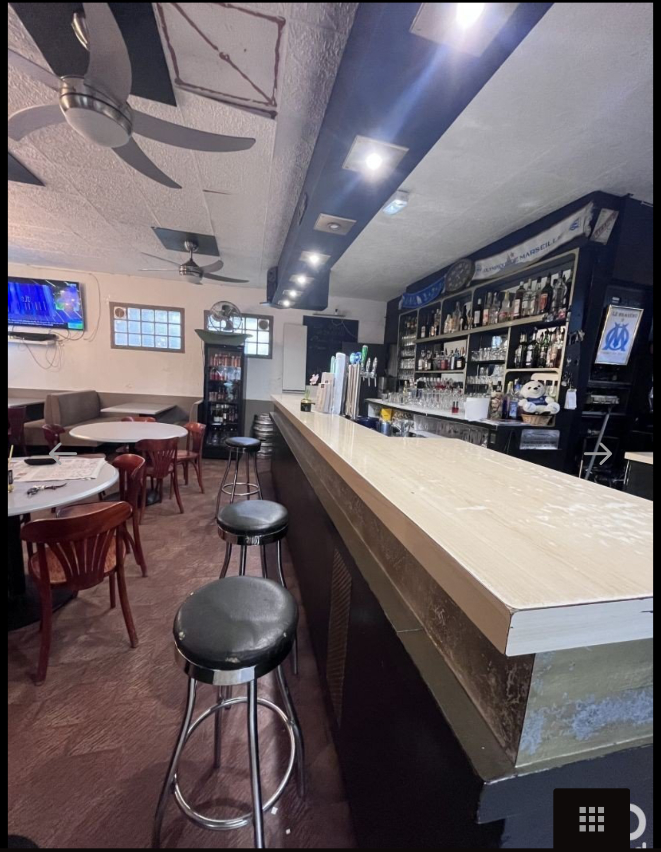 vend fond de commerce bar restaurant pizzeria, licence 4, idéalement situé dans un quartier animé. Cet établissement d'environ 215 m2 environ a été entièrement rénové il y a quatre ans, offrant un matériel et un agencement modernes.

Le commerce se compose de trois espaces distincts : un bar convivial, une pizzeria accueillante et un restaurant chaleureux. Avec une capacité d'accueil de 70 couverts à l'intérieur, vous pourrez facilement servir vos clients dans un cadre agréable.

De plus, vous disposerez d'une magnifique terrasse de 100 m² environ, arborée et propice à la détente, pouvant accueillir jusqu'à 55 couverts. C'est l'endroit parfait pour profiter des journées ensoleillées tout en savourant un bon repas.
Ce fonds de commerce est une véritable opportunité pour les entrepreneurs passionnés de restauration. Ne laissez pas passer cette chance de réaliser votre rêve professionnel.