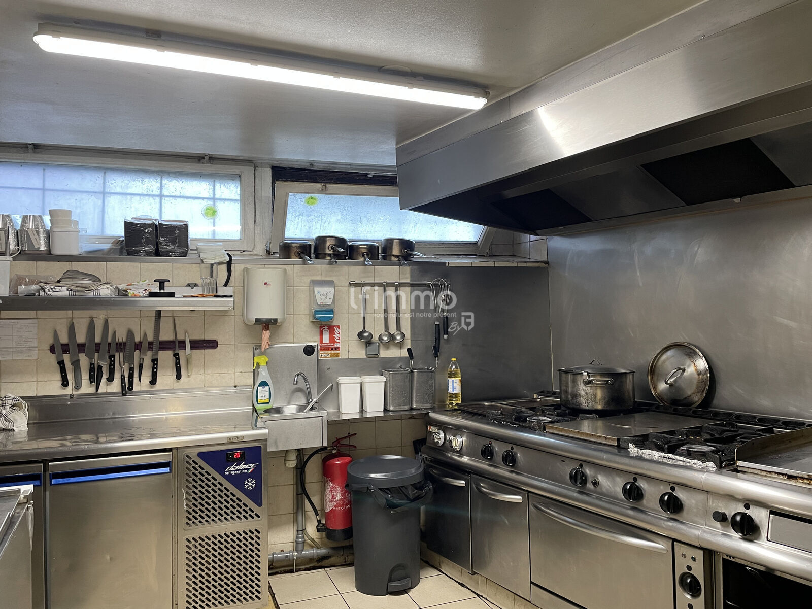 Restaurant situé sur un axe très passant de Marckolsheim.
Le fonds est à vendre pour cause de changement de région.
Produits phare : Pizzas, tartes flambées (four à bois), Burger et cordons bleus.
Toute la carte est également à emporter.
Licence 4.
CA annuel min. 450 k€. Très bonne rentabilité.
50 couverts en intérieur, 50 en terrasse ( clientèle fidélisée) sur une surface totale de 200 m2. Min. 80 couverts.
Ouvert 5 J/7, 5 semaines de congés. Fort potentiel de croissance.
Cuisine aux normes, équipement de qualité et en bon état (lave vaisselle et lave verre neufs).
Personnel (3 plus apprenti) qualifié.
Loyer annuel (3/6/9) de 32 k€. le bail inclut un appartement de fonction de type F4 au dessus du restaurant.
Marckolsheim est une commune de 4400 habitants. Elle est idéalement située entre, à l´Est, Colmar et Sélestat et la frontière allemande à l´est avec le Kaiserstuhl et Fribourg et les nombreuses communes avoisinantes.. Le parc d´ attraction Europa-Park (5 millions de visiteurs) situé à une demi heure est un pourvoyeur régulier de clients.

Voir moins