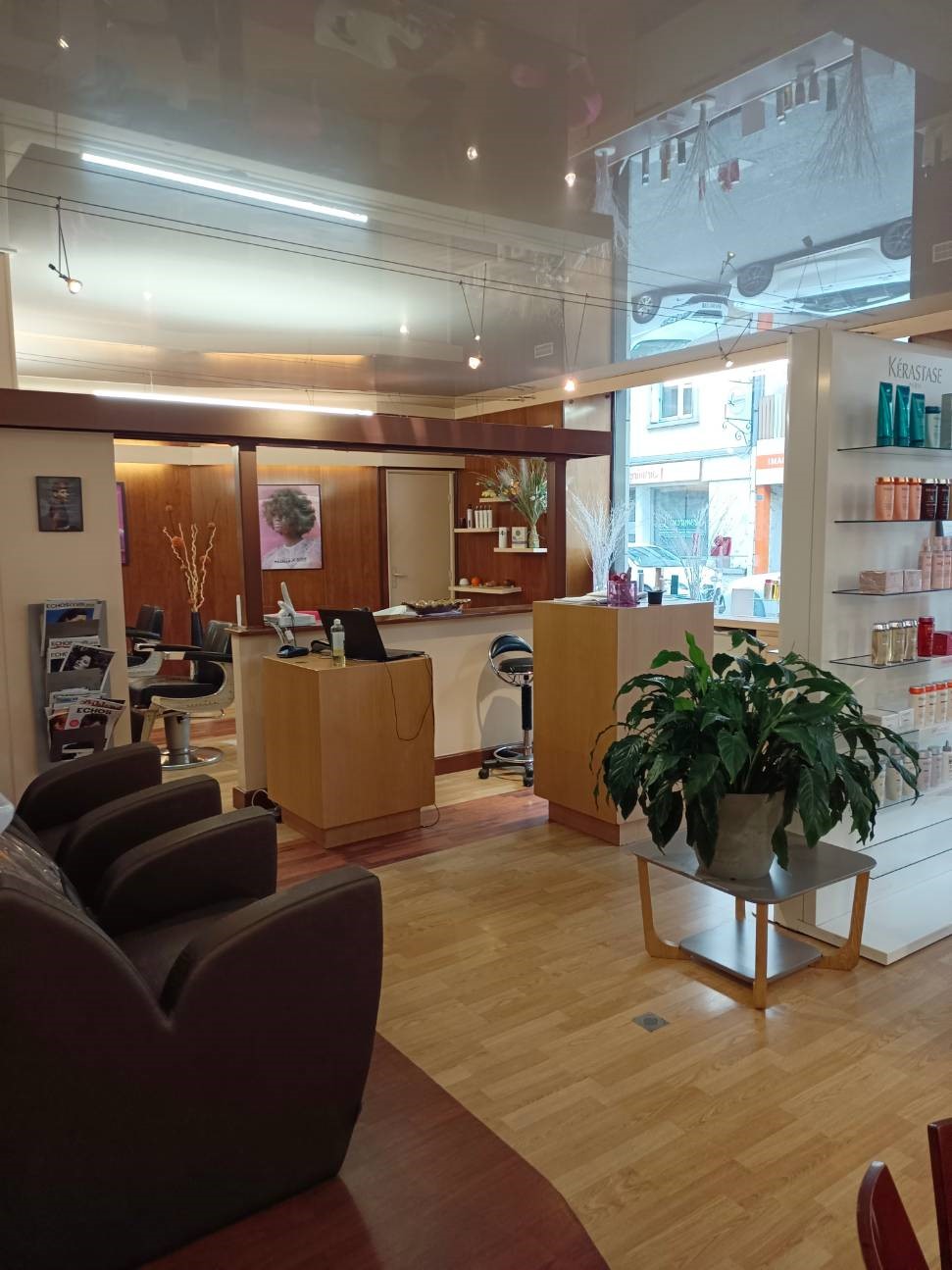 A vendre fond de commerce de salon de coiffure. le salon est situé avenue de la gare à Bort-les-Orgues. Il est en parfait état et situé en face d'un parking gratuit. de plus l'avenue est également dotée de place de stationnement gratuite. Sur une surface de 95 m2, il se compose d'un coin salle d'attente, de 2 bacs de lavage et 6 postes de coiffage. Il dispose également d'une réserve, d'une salle de bureau et toilette. 

Clientèle fidèle mais également avec du passage conséquent