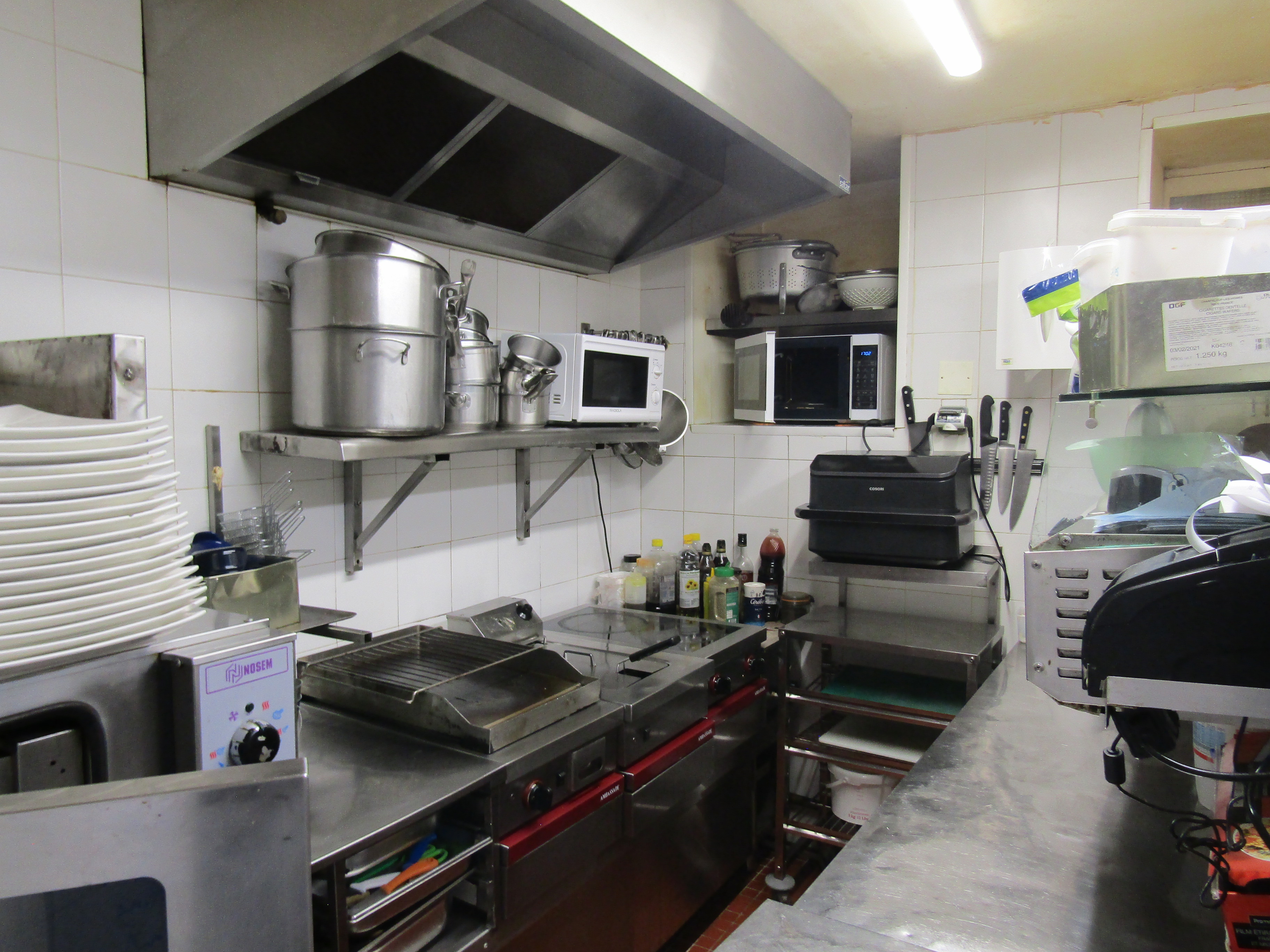 À céder, fonds de commerce de bar - restaurant exploité à l'année, situé aux portes du centre-ville de Mende, préfecture de la Lozère (environ 12 000 habitants).
L'établissement bénéficie d'un emplacement visible, à proximité immédiate de bureaux, commerces et services, générant une fréquentation régulière tout au long de l'année.
La clientèle est composée d'habitués locaux, d'une clientèle professionnelle ainsi que de touristes.
Accueil de la clientèle dès le matin avec une offre de petits-déjeuners. L'activité se poursuit avec un service de restauration le midi et le soir. Une offre complémentaire de type coffee shop / goûter est actuellement en cours de développement l'après-midi.
La salle de restaurant commune à la salle de bar, offre une capacité d'accueil d'environ 30 couverts, complétée par 30 couverts sous une pergola bioclimatique.
La configuration de la cuisine climatisée permet la préparation d’une offre de restauration rapide (burgers, salades, plats du jour), destinée aussi bien à une consommation sur place qu’à la vente à emporter.
L’établissement dispose d'une Licence IV. 
Opportunité idéale pour travailler en couple ou entre associés. 
Vente du fonds de commerce : 140 000 € et bail commercial : 1 300€ /mois TTC, ou location gérance : 2 800 €