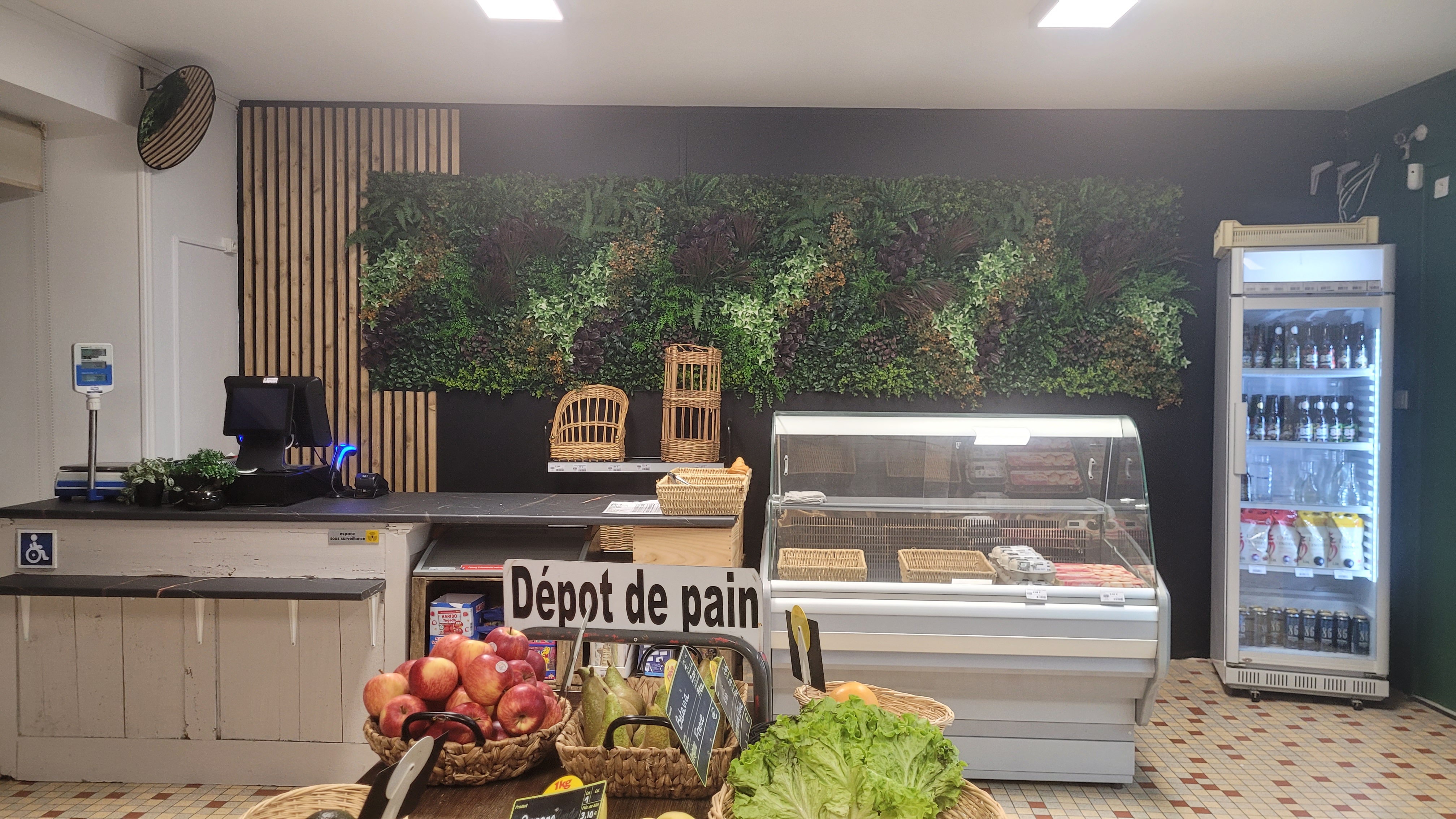 Réaumur est une commune du Pays de Pouzauges située à proximité du Puy du Fou.
Commune dynamique avec ses associations, l’école et la MARPA.
Le commerce multi-services (bar, restaurant et épicerie) est un service essentiel pour maintenir la vitalité de Réaumur. 
Les murs appartiennent à la commune. Un logement, compris dans le bail, se situe à l’étage du commerce et peut servir pour débuter.
Il y a une salle de restauration avec cuisine et terrasse, un bar et une épicerie.
Le fonds de commerce est à vendre, il comprend la licence IV, le mobilier, les agencements et tout le matériel de cuisine. 
Loyer : 697.68 € / mois
Contact : Mairie de Réaumur, 1 Place de l’Église – 85700 RÉAUMUR
	          mairie@reaumur.fr
	          02 51 57 90 99