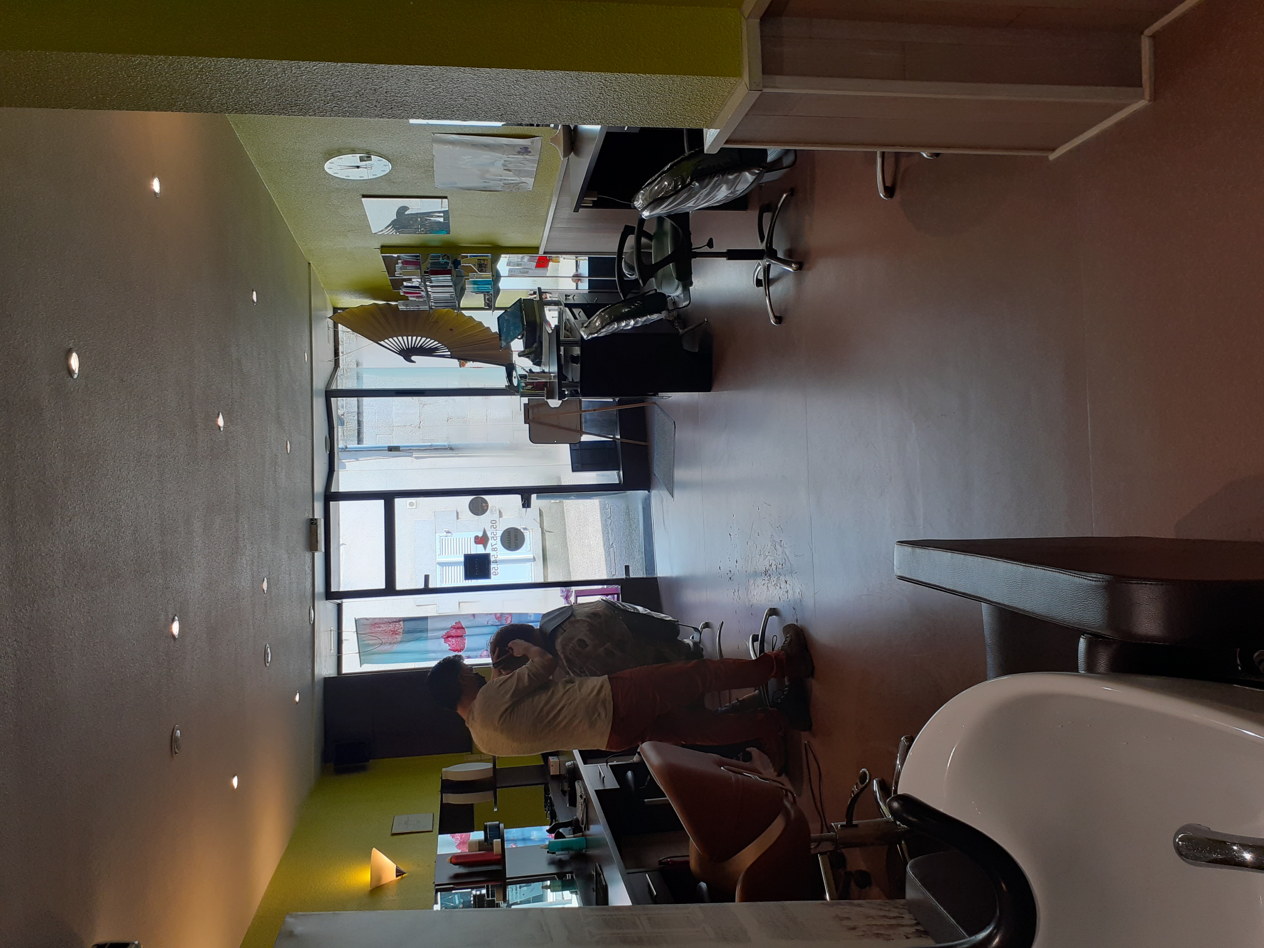 Sud-Ouest Haute-Vienne, cause retraite, vend salon de coiffure , implanté centre bourg, proximité autres commerces, avec stationnement aménagé. Entreprise exploitée en couple, pas de salarié à reprendre. Fournisseurs locaux. Local bon état, 60 m2 , avec bail commercial , loyer 303 € par mois. CA HT 2025 : 65 700 €. Prix 17 000€ à débattre.