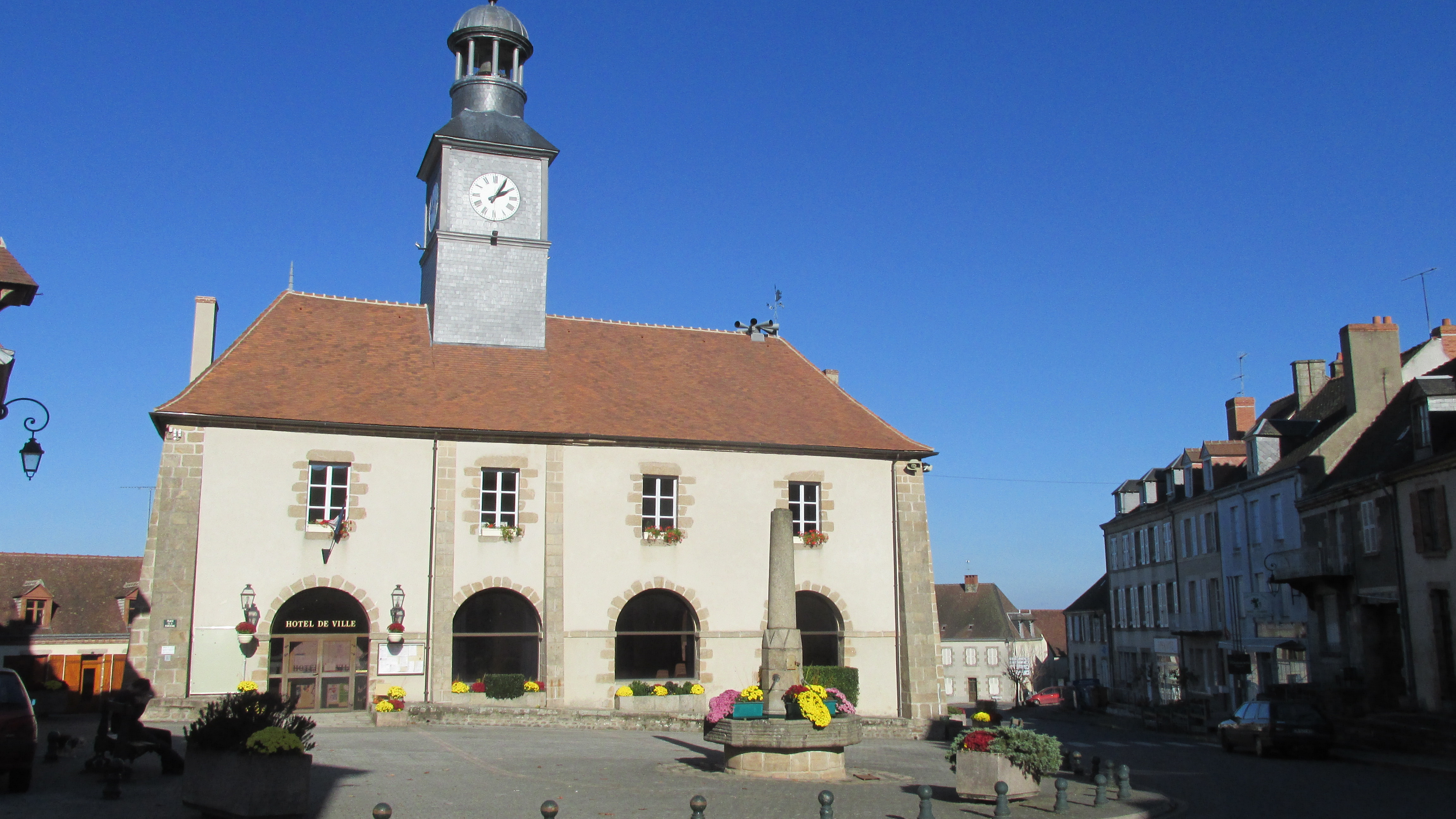 APPEL À COMMERÇANTS 
MARCHÉ HEBDOMADAIRE DU VENDREDI MATIN

La commune de Châtelus-Malvaleix (Nord Creuse), village d’environ 600 habitants, recherche des commerçants, producteurs locaux, artisans, afin de développer son marché hebdomadaire du vendredi matin.
Localisation : place du village (place de la fontaine) au pied des commerces existants à l’année (café multi services, supérette, boulangerie, coiffeur, quincaillerie...)

Emplacement : gratuit

Profils recherchés :
•	Boucher
•	Traiteur
•	Poissonnier
•	Primeur
•	Stand alimentaire
•	Vêtements
•	Souvenirs
•	Autres activités commerciales bienvenues

 Atouts de la commune :
•	Village dynamique
•	Présence de gîtes et d’un camping avec bar restaurant saisonnier
•	Plan d’eau avec baignade
•	Fréquentation accrue en période estivale
•	Axe passant : flux véhicule 1200/j

Nous souhaitons constituer une offre diversifiée et de qualité, au service des habitants et des visiteurs.

Intéressé(e) ? 
CONTACTEZ LA MAIRIE  :

Mairie de Châtelus-Malvaleix
Commission commerce et attractivité 
10, place e la Fontaine
23270 CHÂTELUS-MALVALEIX
administration@chatelus-malvaleix.fr
05.55.80.70.31