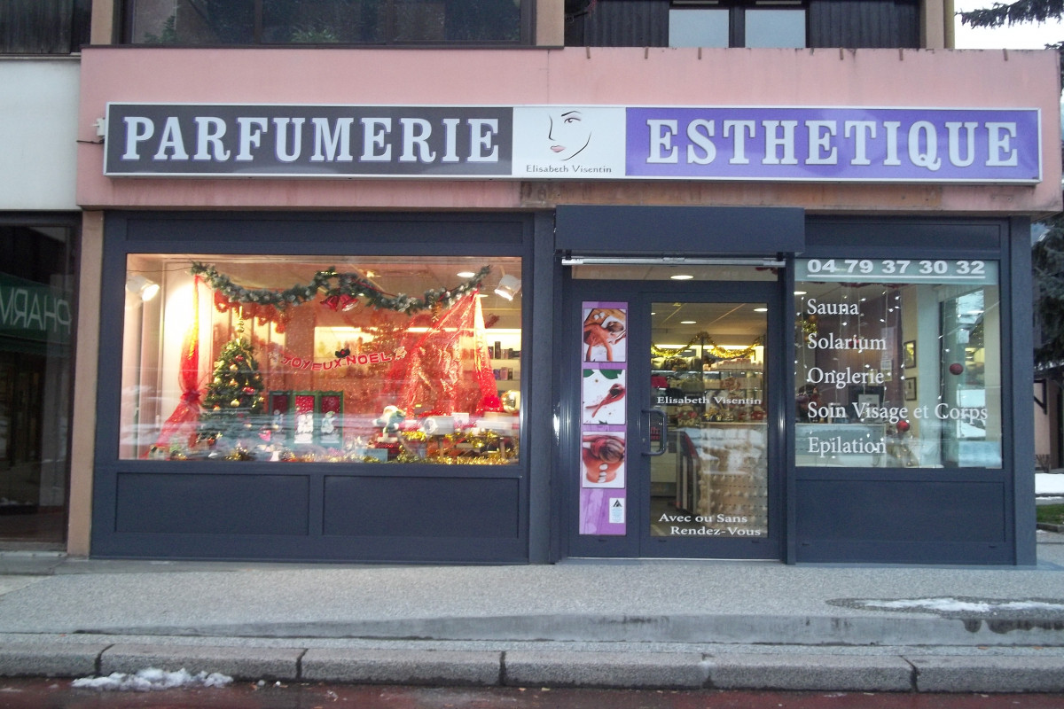 belle opportunité, emplacement n°1,commerce neuf,prêt à travailler,climatisé,parking gratuit sur une place achalandée,CA à développer ,120 M2, loyer communal modéré,4 cabines,peut convenir pour 2personnes!!!!