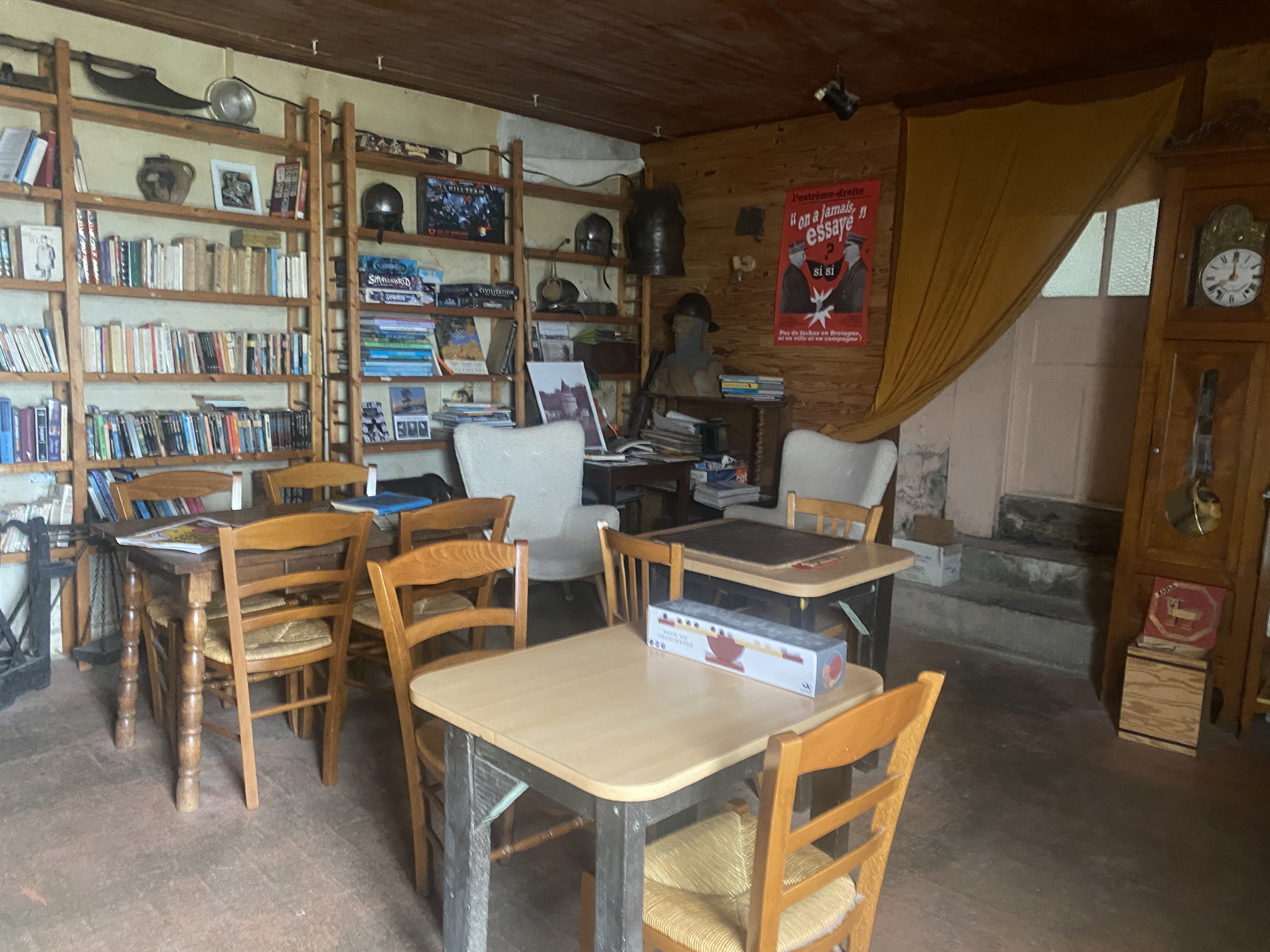 Opportunité ! Idéalement située sur un axe passant et stratégique entre Lannion et Tonquédec, venez découvrir cet ensemble immobilier en pierre d'un grand cachet, offrant une activité florissante et un logement de fonction spacieux.

Partie Commerciale (RDC)

Un outil de travail fonctionnel et chaleureux, prêt à exploiter :
2 belles salles de restaurant lumineuses, accueillantes et pleines de charme.
Cuisine professionnelle équipée et adaptée à l'activité.
Cheminée traditionnelle permettant la cuisson au feu de bois (un vrai plus pour la clientèle et l'ambiance !).

LISCENCE 4 INCLUS

Partie Privée (Étage)

Un espace de vie confortable pour les exploitants :
Cuisine indépendante.
3 chambres spacieuses.
Salle d'eau avec WC.
? Extérieurs & Annexes
Grand hangar offrant un fort potentiel de stockage, d'agrandissement ou de stationnement pour le matériel/véhicules.
Le tout bâti sur une solide structure en pierres de taille, garantissant le charme de l'ancien et un entretien perenne.