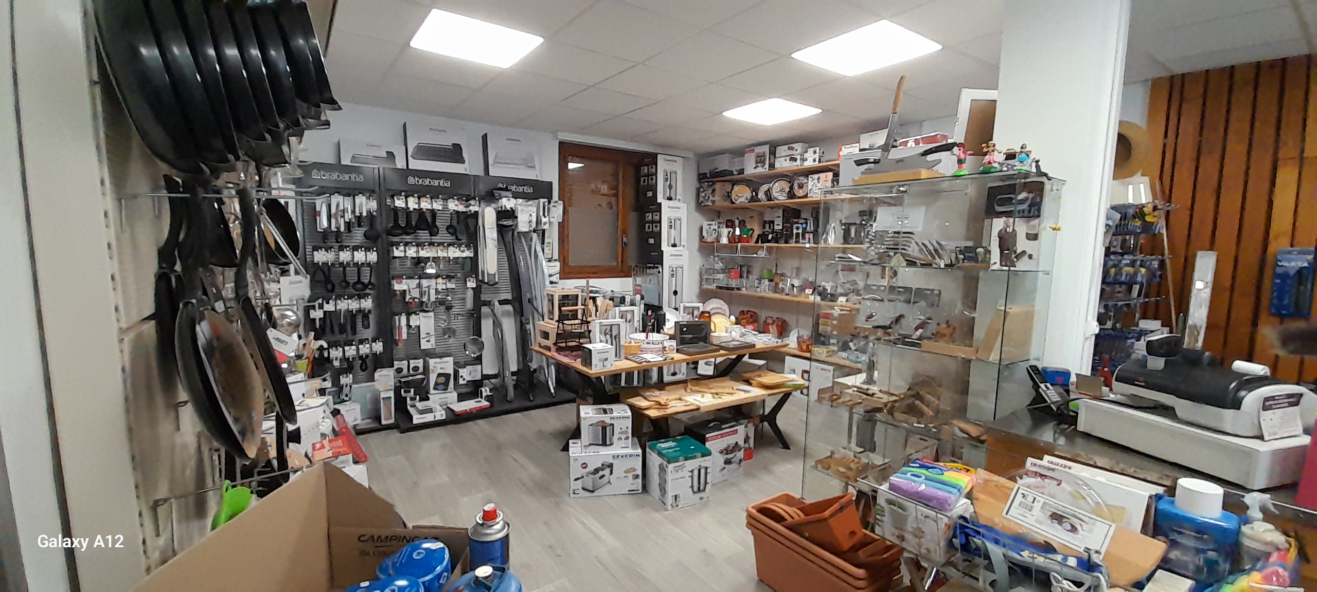 Cause départ retraite, vends fond de commerce exclusif quincaillerie (surface de vente 90 m² - 2 pièces de 20 m² faisant office de réserve  - 1 bureau de 20 m² - 1 kitchenette de 4 m² soit 154m²) Grande vitrine 5 m + SAS d'entrée vitré. 
Parking et accès PMR
Livraison facile d'accès

Situé à l'entrée et/ou sortie de Bourg d'Oisans (LABEL ville à vélo)

La clientèle s'étend de Livet et Gavet en passant par Allemond/Vaujany/Villard-Reculas/Oz en Oisans/Alpe d'Huez/Auris/les 2 Alpes et de nombreux villages de montagne jusqu'au Briançonnais (05).

Fréquentation : 
Pendant les vacances scolaires -> touristes et locaux, avant/après -> loueurs et locaux. 
Vacances d'été (50 à 75 personnes/jour (touristes, loueurs, locaux). 
Hors vacances et tout au long de l'année -> loueurs, saisonniers, locaux, commerçants et Administrations de l'Oisans.

Nombreux évènements à Bourg d'Oisans : concerts, pièces de théâtre, Fête des Minéraux, la Grande Foire, le Marché de Noël, Tour de France et aux alentours : la marmotte, tomorrowland, alpe d'huzes...