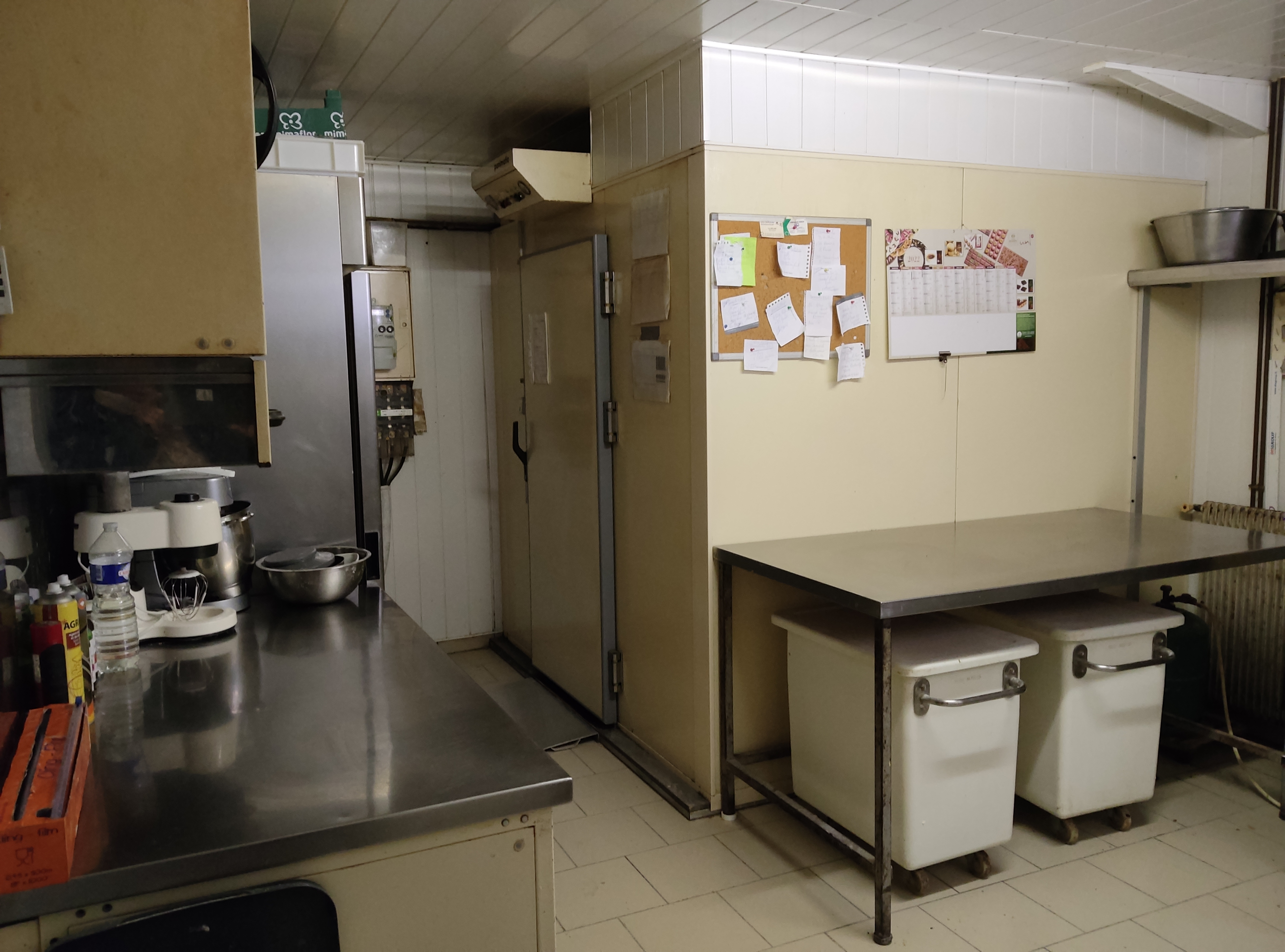 Cause retraite cède boulangerie pâtisserie
CA312M€   Village 2Mhabitants
Personnel 1 vendeuse a mi-temps  boulanger et autre vendeuse en retraite fin d'année 
Surface 300m2  + jardin garage logement en location
2tournees