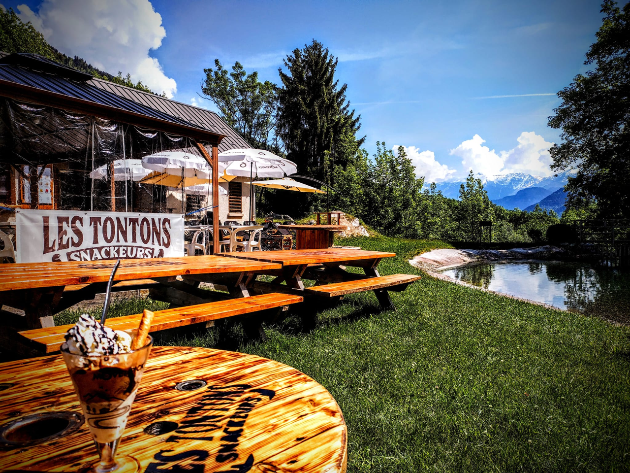 La Buvette/Snack-Bar de la Base de loisirs de Saint-Colomban-des-Villards est un lieu incontournable. On aime à s’y retrouver en famille et entre amis pour manger une pizza, un burger, une salade, ou prendre un rafraîchissement. Des plats du jour à emporter sont proposés le samedi sur réservation.

Le commerce se situe à proximité immédiate d’un Plan d’eau très recherché l’été, avec une fréquentation d’environ 8000 personnes pendant les horaires de surveillance de baignade aux mois de juillet et août 2024. 

La commune de Saint-Colomban-des-Villards se situe en Savoie, dans la vallée de la Maurienne, à 1 100 mètres d’altitude. Elle compte 146 habitants à l'année répartis sur plusieurs hameaux. 

À mi-route du Glandon – col mythique du Tour de France cycliste –, le village se distingue par sa beauté préservée et son authenticité savoyarde. Il présente un patrimoine naturel encore intact avec ses forêts, lacs d'altitude et torrents, où il fait bon pratiquer une large gamme d’activités de détente et sportives. Bref, il est possible de s’oxygéner le corps et l’esprit, été comme hiver, car le village est également une station de ski reliée au domaine des Sybelles.

Le Snack-Bar possède une clientèle locale et fidèle, mais aussi saisonnière et touristique. Un parking gratuit se trouve à proximité. 

Le dossier d’Appel à candidature est disponible au Secrétariat de la Mairie, à l'adresse mail suivante : mairie-st.col@wanadoo.fr