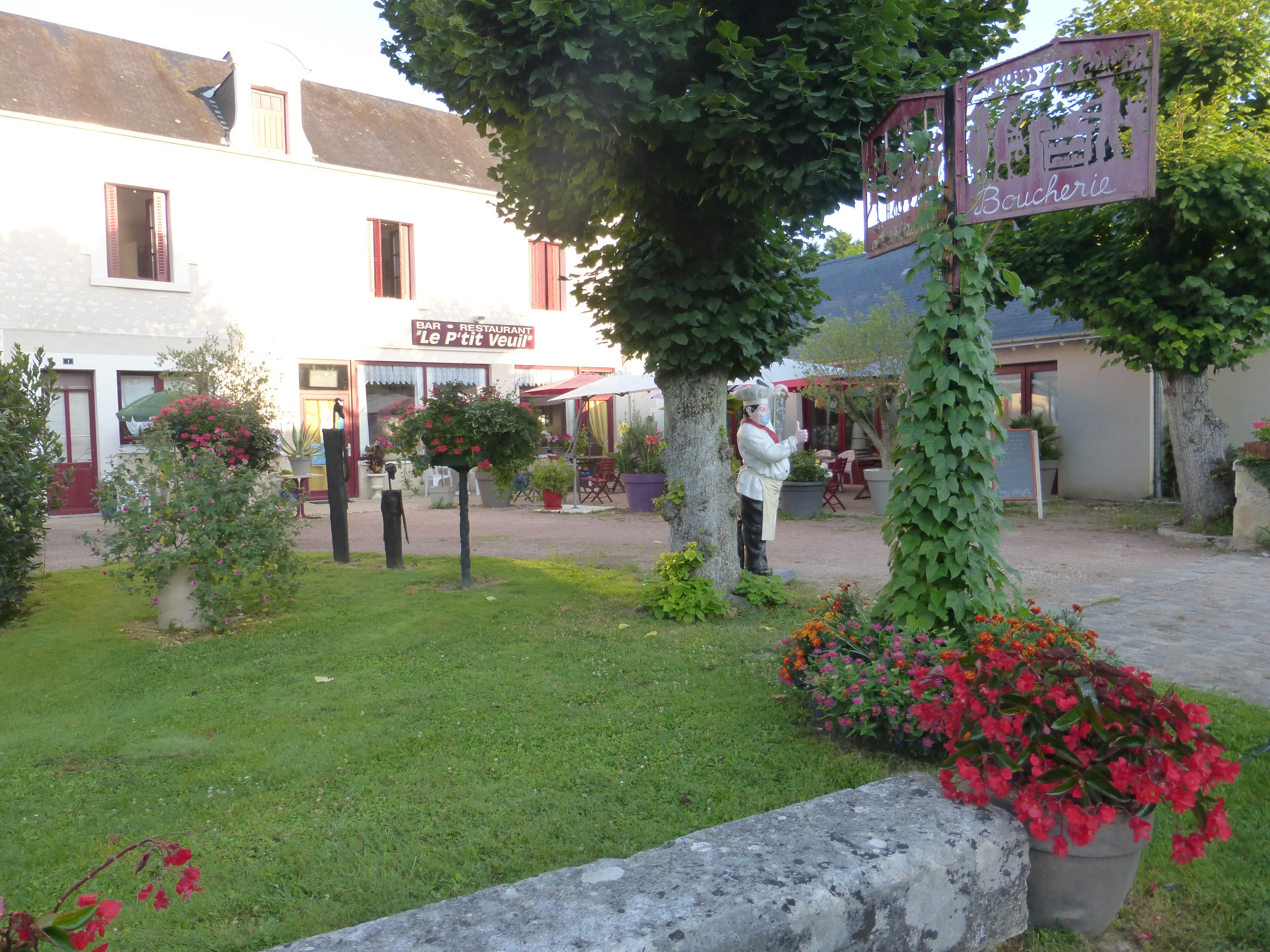 La commune de Veuil (36600) recherche un repreneur pour la gérance du restaurant bar communal. 

Le restaurant Le P'TIT VEUIL est situé dans une commune dynamique et touristique, villes et villages fleuris 4 fleurs , à 5 km du château de Valençay et 25 km du ZooParc de Beauval.

La commune recherche un porteur de projet professionnel de la restauration dans le cadre d'une location avec mise à disposition de l'outil de travail. Une licence IV propriété de la commune est mise à disposition .

Le bâtiment est composé d'un local commercial de 198 m² et d'un local d'habitation privé .

Dans la partie professionnelle, le restaurant est entièrement équipé en cuisine aux normes. Il possède 2 salles attenantes ainsi qu'une terrasse.

Un appartement à l'étage d'environ 70 m² dispose de 3 chambres.

Le loyer  pour les 2 parties est de 800 € hors taxe, disponible dès maintenant.

La commune souhaite un repreneur dynamique, avec une expérience significative dans la restauration souhaitant s'établir en milieu rural. Les porteurs de projet intéressés peuvent adresser leur candidature avec un CV et une lettre de motivation avec leur projet en rapport avec l'établissement. Toute candidature sera étudiée avec attention.

Contact : Mairie de Veuil, 2 rue de la Fontaine , 36600 VEUIL - 02 54 40 32 71
adresse mail : mairie@mairiedeveuil.fr