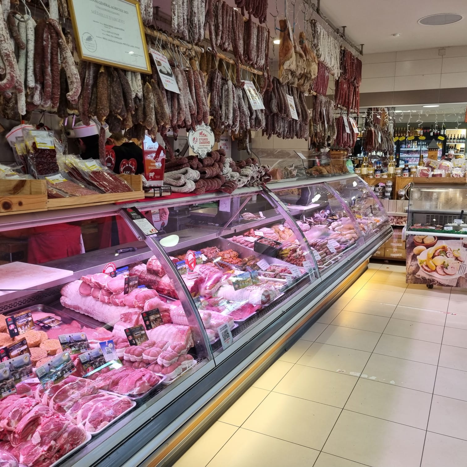 À VENDRE – BOUCHERIE EN CENTRE-VILLE DE CAHORS
Une belle affaire à reprendre – 40 ans d’existence et de savoir-faire !
Vous souhaitez vous installer à votre compte et reprendre un commerce de proximité reconnu ? Saisissez cette belle opportunité au cœur de Cahors, ville touristique et dynamique du Lot.

📍 Emplacement privilégié en centre-ville, au cœur de la vie commerçante et à proximité des marchés traditionnels du mercredi et du samedi matin, qui contribuent à l’attractivité de la ville.
Les atouts de cette affaire :
•	40 ans d’activité : une histoire, un savoir-faire et une expérience qui témoignent de la pérennité du commerce.
•	Affaire saine et en activité, offrant une belle opportunité de reprise.
•	Emplacement en centre-ville, au sein d’une ville touristique appréciée pour son patrimoine et sa qualité de vie.
•	Marchés deux fois par semaine, les mercredis et samedis matin, qui participent à l’animation et à l’attractivité du centre-ville.
•	Potentiel de développement pour un professionnel souhaitant poursuivre l’activité et lui donner un nouvel élan.
Une opportunité idéale pour un professionnel de la boucherie
Que vous soyez artisan boucher souhaitant vous installer, professionnel désireux de développer son activité ou repreneur à la recherche d’un commerce avec une longue histoire, cette boucherie représente une belle occasion de vous lancer dans un cadre attractif.

Une affaire avec 40 ans d’histoire, un emplacement de choix et un avenir à construire !