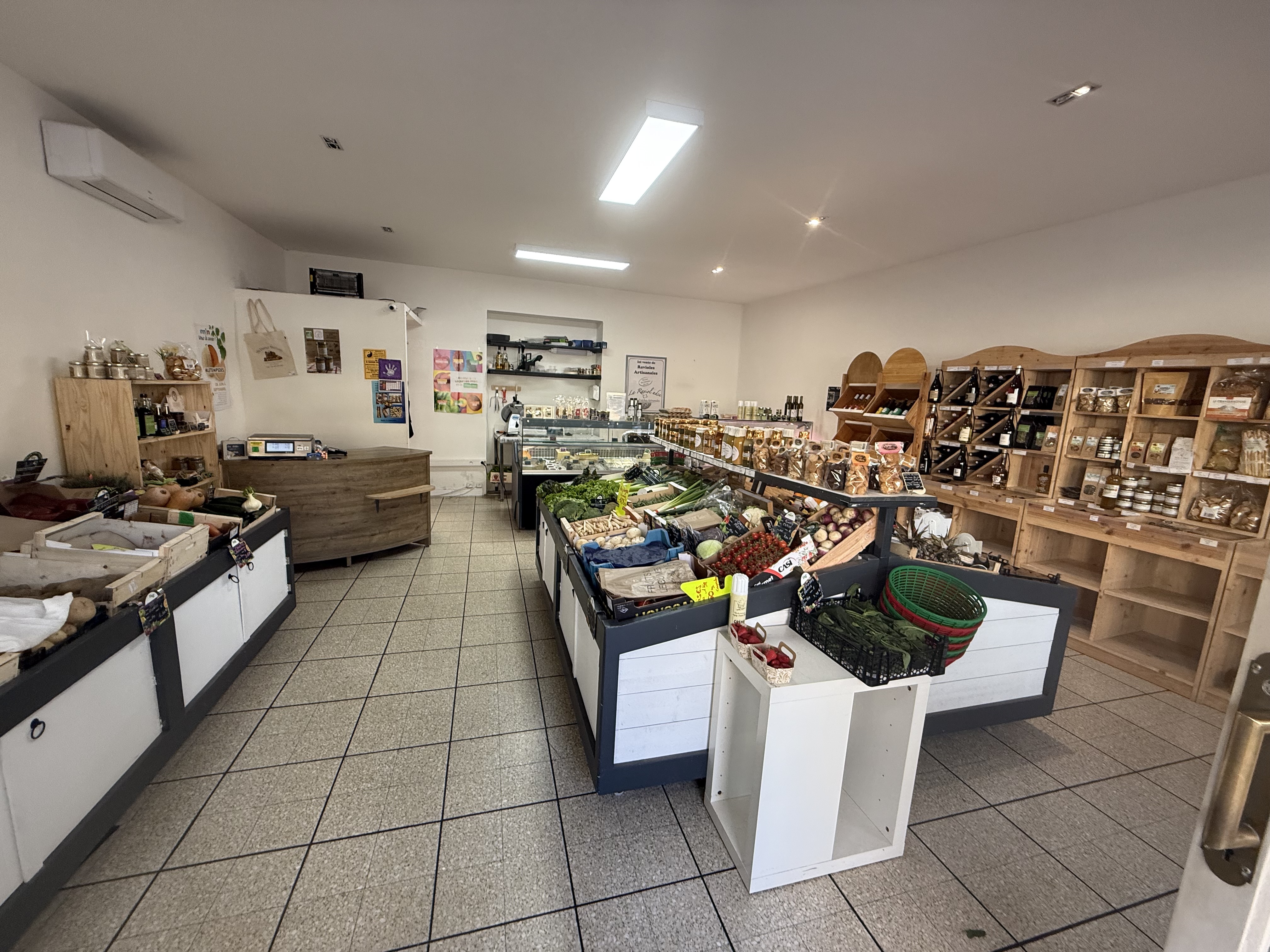 Bonjour 
Je vends mon épicerie fine avec produits locaux , fruits et légumes, charcuteries et fromages .
J ai développé les planches apéritives, les plateaux raclette , planches fruits ect…
Concept qui peut encore être développé.
Je suis à Nyons en Drôme provençale ville tranquille avec école privée ou public de la maternelle au lycée.
Le magasin fait 46m2 plus une réserve , toilettes et bureau et une grande chambre froide.
Matériel récent, rien à prévoir.
Magasin climatisé. Parking face au magasin gratuit. 
Clientèle fidèle.
Je sers aussi les restaurants en fruits et légumes.
Le magasin est vendu avec un Renault trafic frigorifique L2H1 entretien à jour.
Ce véhicule peut être dissocié à la vente.
Je reste à votre disposition.
Isabelle