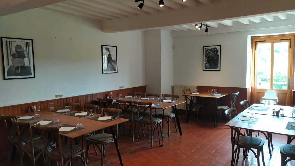 Vous êtes un(e) professionnel(le) passionné(e) ?
Vous recherchez un cadre de vie de qualité ?
Vous souhaitez reprendre un commerce rural ?
 
Devenez gérant(e) du café-restaurant du hameau de Grandry, dans le village de Dun-sur-Grandry (58), sur les contreforts du Morvan !
 
DESCRIPTION DE L'ETABLISSEMENT
La municipalité de Dun-sur-Grandry propose une location gérance (avec licence IV) pour l'unique café-restaurant du village, libre de suite.
Situé non loin de l'axe majeur Château-Chinon - Nevers et de la route qui mène au lac de Pannecière, le café-restaurant est dans une zone sans concurrence. Situé également à proximité immédiate d'une ferme maraichère et de l'arrivée du vélorail, la café-restaurant offre de nombreuses perspectives de développement.
La clientèle de l'établissement est essentiellement locale (professionnels surtout le midi et habitants) et augmente considérablement à la saison estivale avec les nombreux vacanciers et résidents secondaires qui passent leurs vacances et week-ends dans le secteur.
Les soirées du week-end attirent également un public jeune, qui n'hésite pas à faire des kilomètres pour profiter d'un bon moment.  
Vous bénéficierez du contact avec les habitants attachés à leur unique commerce et au cadre de vie qu'offre le territoire.
 
DESCRIPTION DES MURS
1 salle de bar
1 salle annexe
Possibilité d'installer une terrasse extérieure
1 cuisine avec quelques équipements (saladette, frigos, frigos bar, hotte professionnelle, piano de cuisson, tables inox)
WC
Cave en sous-sol
Habitation à l'étage avec accès mitoyen au restaurant, avec 2 chambres, 1 séjour, 1 salle de bain et WC
Rénovations récentes (menuiseries en 2018 et 2021)
Chauffage central au fioul
Assainissement non collectif aux normes, avec bac à graisses
 
VISITE OBLIGATOIRE
 
QUALITES RECHERCHEES
Professionnels de la restauration
Profils expérimentés dans le commerce
Attachement au cadre de vie en milieu rural
 
CONDITIONS COMMERCIALES
Loyer mensuel : 550 € logement + restaurant
Les charges d'entretien de chauffage et d'assainissement sont incluses. Les autres charges sont à la charge du locataire.
 
LOCALISATION
Dun-sur-Grandry (148 habitants) est située dans le Parc Naturel Régional du Morvan, massif granitique bourguignon. La commune comprend deux villages : Dun, sur la hauteur et Grandry, dans la vallée, près d’un ruisseau (le Veynon) d’où lui vient son nom. A l’époque gallo-romaine, deux voies se croisent sur ce territoire. Vestiges de cette époque : des monnaies, des fondations, des débris d’aqueduc en bois.
Le manoir féodal de Grandry, aujourd’hui disparu aurait été bâti sur l’emplacement d’une villa gallo-romaine.

La paroisse, créée au XIIème siècle, était la collation de l’abbesse de Notre-Dame-de-Nevers.

En 1875, une réplique de la Vierge de Lourdes est édifiée dans le village.

Victor Gautron du Coudray, illustre savant, écrivain et peintre du Nivernais (1868-1957) a vécu de 1893 à 1901 au Château de Grandry, lieu dit Les Huttes. Il a découvert un filon aurifère sur le territoire de la commune, dans le bois de Grandry, sur lequel il a fait des recherches jusqu’en 1930.

 
DANS LE VILLAGE
    Ecole maternelle
    Associations diverses
    Café-restaurant
 

A PROXIMITE : dans un rayon de 15 minutes, Château-Chinon, Moulins-Engilbert, Châtillon-en-Bazois
    Professionnels de santé, pharmacies
    Campings, gîtes, meublés de tourisme     
    Restaurants
    Commerces
    Marchés
    Services (bureaux de poste, taxis, artisans, offices de tourisme, maisons France Services, ...)
    Artistes
    Associations
    Ecoles, collèges, lycée, centres sociaux
    Equipements culturels et sportifs (musées, cinéma, médiathèques, piscines, aires de jeux, ...)
 
Découvrez plus d'informations sur le territoire en visitant les sites internet de la Communauté de Communes Bazois Loire Morvan et de l'office de tourisme Rives du Morvan :
https://www.bazoisloiremorvan.fr/
https://www.rivesdumorvan.fr/
 
CONTACT 
Mairie de Dun-sur-Grandry
mairie-dun-sur-grandry@orange.fr
+33386844355
Horaires : mardi matin et jeudi toute la journée