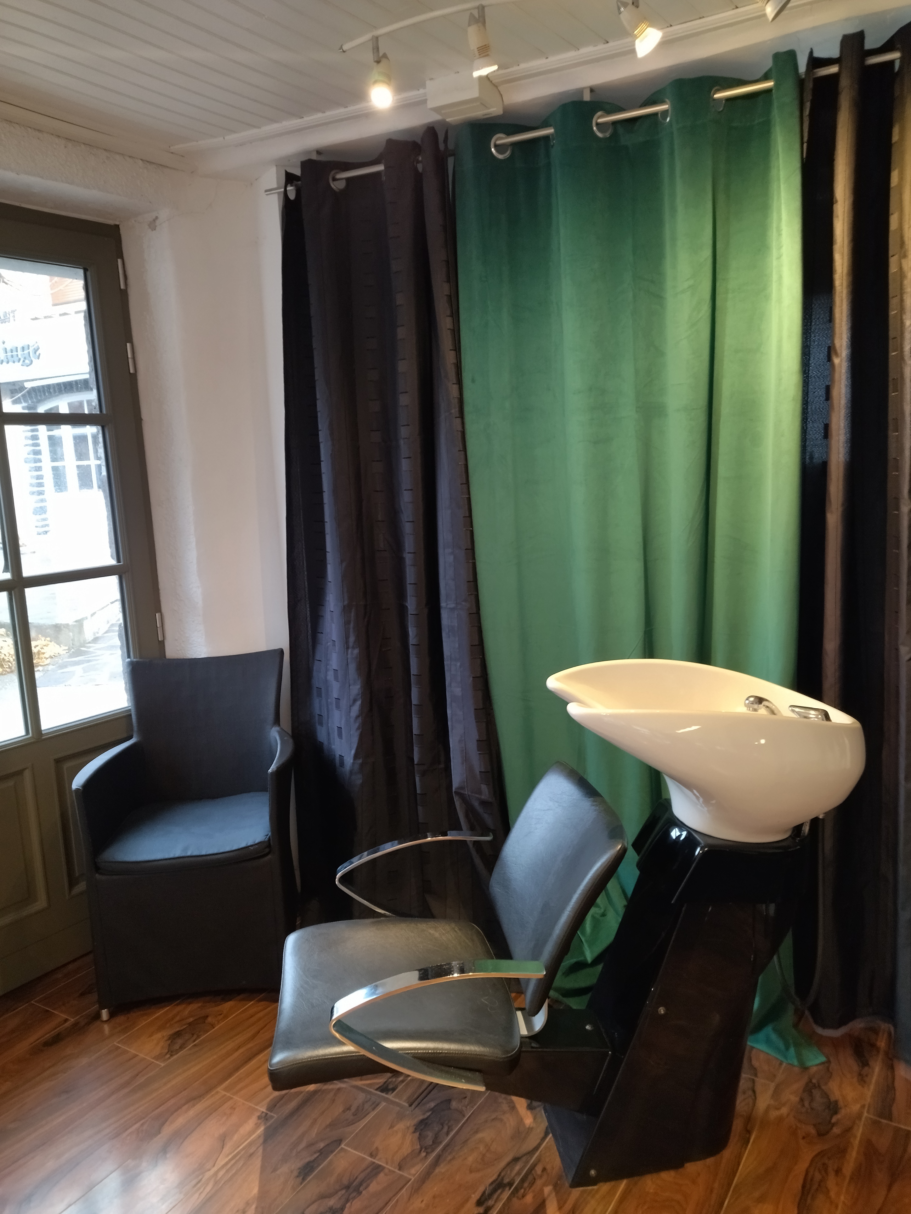 A vendre salon de coiffure mixte, 
Loyer 400€ charges comprises, situé dans la rue principale du village de Salers.
entreprise créée en 2011, ce salon très lumineux, facile d'accès, dispose de tout l'équipement nécessaire pour exercer l'activité.
Prix du fond 20000€