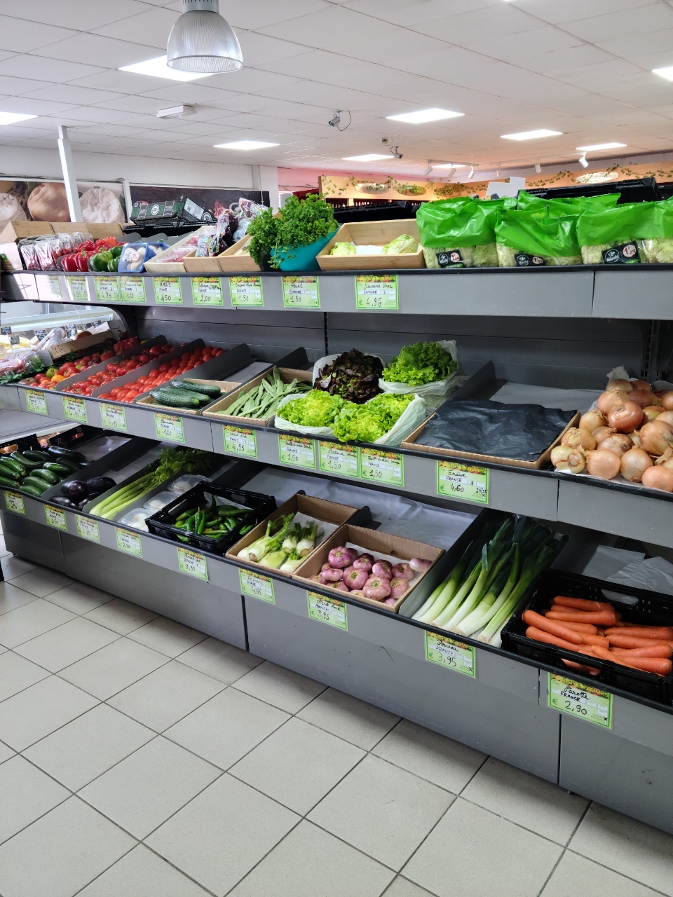 Magasin alimentaire sous enseigne situé dans un village touristique et actif à l'année. Bonne situation géographique, proche de Saint girons et la station de ski guzet neige. 
C'est un fond de commerce attratif pour toutes personnes désirant créer une première entreprise  ou pour un couple de professionnels capables de diriger une affaire. 
Très bon cadre de vie ,dans un environnement convivial .
Le magasin dispose d'une surface de vente de 250m2 avec des rayonnages remplis et variés. 
Bel assortiment de fromages locaux. 
Un rayon boucherie-charcuterie, produits locaux ...
Vous y trouverez un meuble fruits et légumes, des étagères pour l'épicerie, deux chambres froides,une vitrine réfrigérée boucherie-charcuterie ,une vitrine réfrigérée fromages ,une vitrine produits frais et armoires négatives. 
A l'arrière du magasin, se trouve un coin bureau ,une petite cuisine et un WC. 
Le magasin possède un grand parking partagé avec une pharmacie ,un bar restaurant, un salon de toilettage canin .
Clientèle assurée et fidèle, qui s'accroît pendant la saison estivale .

Pour plus de renseignements, concernant ce bien , veuillez contacter le 06-98-83-04-17.
Nous vendons notre magasin pour cause rapprochement familiale. 
De plus ,une maison d'habitation située dans un endroit très calme, en pleine nature avec vue sur les montagnes est à vendre également. Ce bien est situé à 25 mn du magasin. 

Informations financières :

Chiffre d'affaires : 400 000 euros