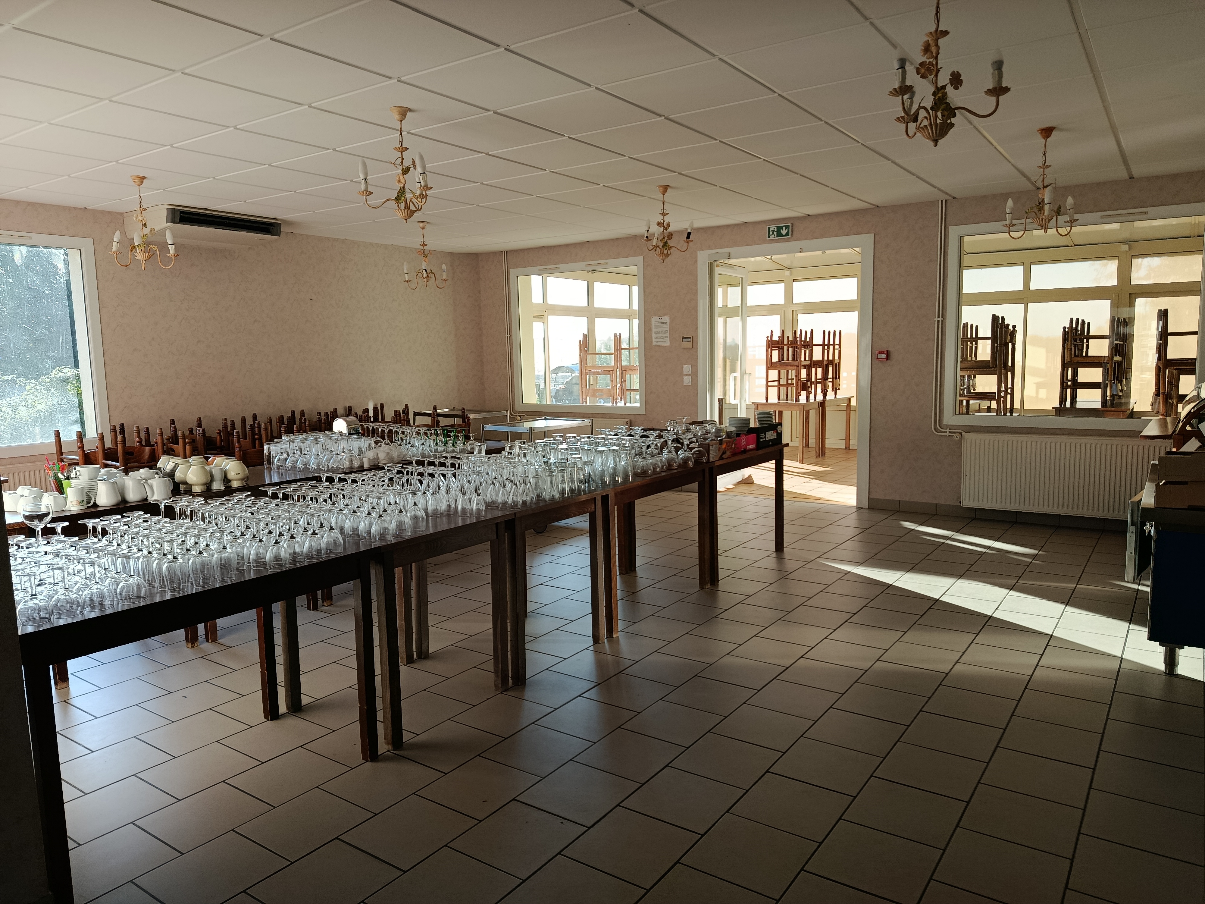 Dans un petit village du nord Mayenne de 140 habitants, à proximité du Belvédère des Avaloirs et de la voie verte, mise en location gérance d'un hôtel restaurant avec licence4, 3 chambres d'hôtel, 80 couverts, possibilité de location d'un appartement ou d'une maison mitoyenne avec cour fermée, rénovée récemment, conviendrait pour un couple, grande place pour stationner devant le restaurant.