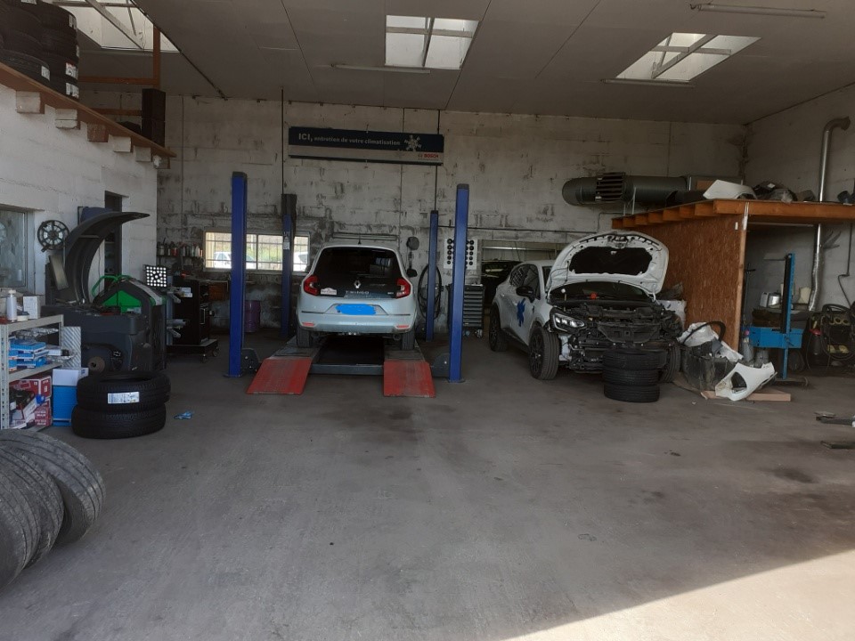 -a vendre pour cause santé, fond de commerce garage de réparation automobile avec son matériel dans un village de campagne situé entre saintes , st jean d Angely et cognac

-notre activité ; la réparation , l entretien , le diagnostic et le dépannage des véhicules VL et VU

-Le CA est de 2024 est de 514000 ht 

-le personnel a reprendre avec l entreprise , un technicien et un mécanicien 

-le bâtiment est en location (1500,00ht) avec une surface de 420 m2 sur un terrain de 2000 m2 composé de ;
- un bureau de réception
- un bureau de comptabilité
- un vestiaire avec une douche et WC
- un atelier 150 m2 avec un pont 4 colonnes Fog , un 2 colonnes FOG , machine a pneus, équilibreuse , banc de geo semi 3d, presse 30t, presse amortisseur, nettoyeur HP KARCHER, établi 
- un atelier 230 m2 avec un pont 2 colonnes 5t RAV , un pont ciseau 3t encastré RAV , un ciseau 3.5t , un établi avec 2 outil de diag , un établi de 5m 
- les ateliers sont chauffé par un générateur au fioul
- les bureaux sont chauffés par une clim réversible neuve 12/ 2024
- un parking client devant le garage avec possibilité de se garer sur le parking communale 
- un autre parking derrière les bâtiments pour les véhicules moins présentable .
- l activité ne demande qu' a être étendu car nous ne faisons pas de vente de véhicule , nous ne faisons du dépannages que pour nos clients ,( par manque de temp ou de personnel)
le fond est vendu 140000 euro avec matériel
je me tiens a votre disposition pour tout renseignement