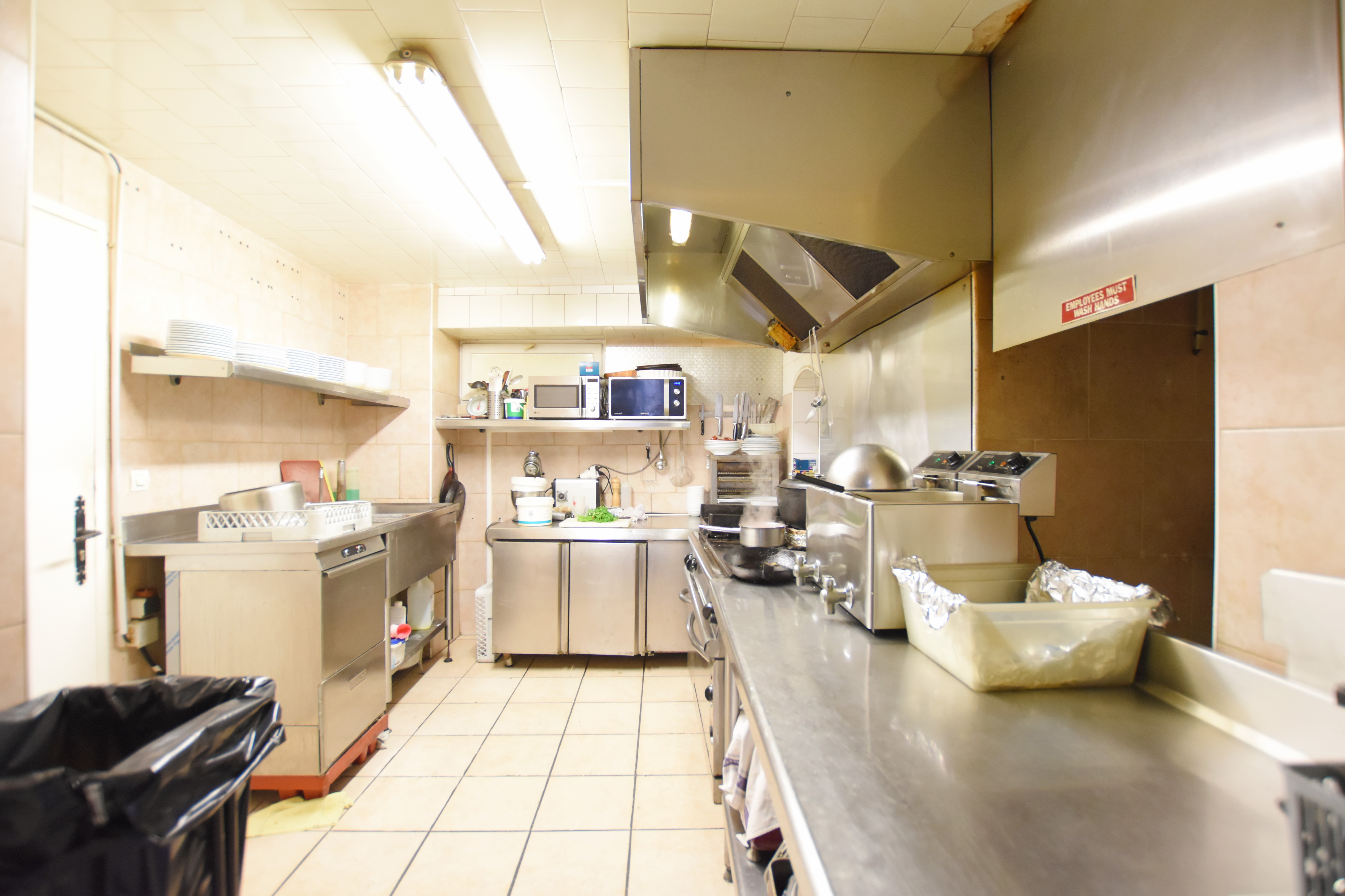 Situé au cœur des Molières à proximité immédiate de Limours, sur un axe passant bénéficiant d’un flux estimé à 10 000 véhicules par jour, David et Kim vous présente une opportunité rare pour un repreneur souhaitant exploiter un établissement stable avec un fort potentiel de développement.

- Surface totale : 93 m²
- Salle : 68 m²
- Capacité : 50 couverts
- Licence IV incluse
- FDJ active
- Bail commercial 3/6/9
- Loyer annuel : 17 400 €
- Stationnement immédiat
- Visibilité directe depuis l’axe principal
- Normes PMR

Exploité depuis plus de 12 ans, l’établissement bénéficie d’une clientèle mixte (locale et de passage) et d’un emplacement central structurant au sein de la commune.

Le modèle actuel repose sur une exploitation maîtrisée avec un chiffre d’affaires stable.
Des leviers de développement évidents existent :

✔ Extension des horaires
✔ Développement de la restauration
✔ Activation possible PMU
✔ Création d’un débit de tabac (sous réserve autorisations), la mairie est d'accord pour la création du débit de tabac et l'exploitant peut vous accompagner dans les démarches
✔ Organisation d’événements via l’espace communal adjacent

La Licence IV constitue un actif stratégique valorisable indépendamment.

- Prix de cession : 99 000 € HAI
Positionnement cohérent au regard :

- de la stabilité d’exploitation

- de la localisation

- du flux routier

- du potentiel non exploité

Accompagnement possible dans les démarches administratives, n'hésitez pas à nous contacter pour tout complément d'information.

Une opportunité rare sur le secteur de la Vallée de Chevreuse — idéale pour développer votre activité dans un environnement dynamique, à fort passage et recherché.

Contactez dès maintenant votre DUO présent depuis plus de 10 ans et expert de la Vallée de Chevreuse : David & Kim - BLB Immobilier
Disponibles 7J/7 au 06.74.63.97.71 / 06.76.08.50.55 • david@blbimmo.fr • kim@blbimmo.fr

Informations sur les risques (ERP) : www.georisques.gouv.fr
Annonce rédigée sous la responsabilité de Mr ANTONIO David, RSAC Versailles n° 795 063 999.