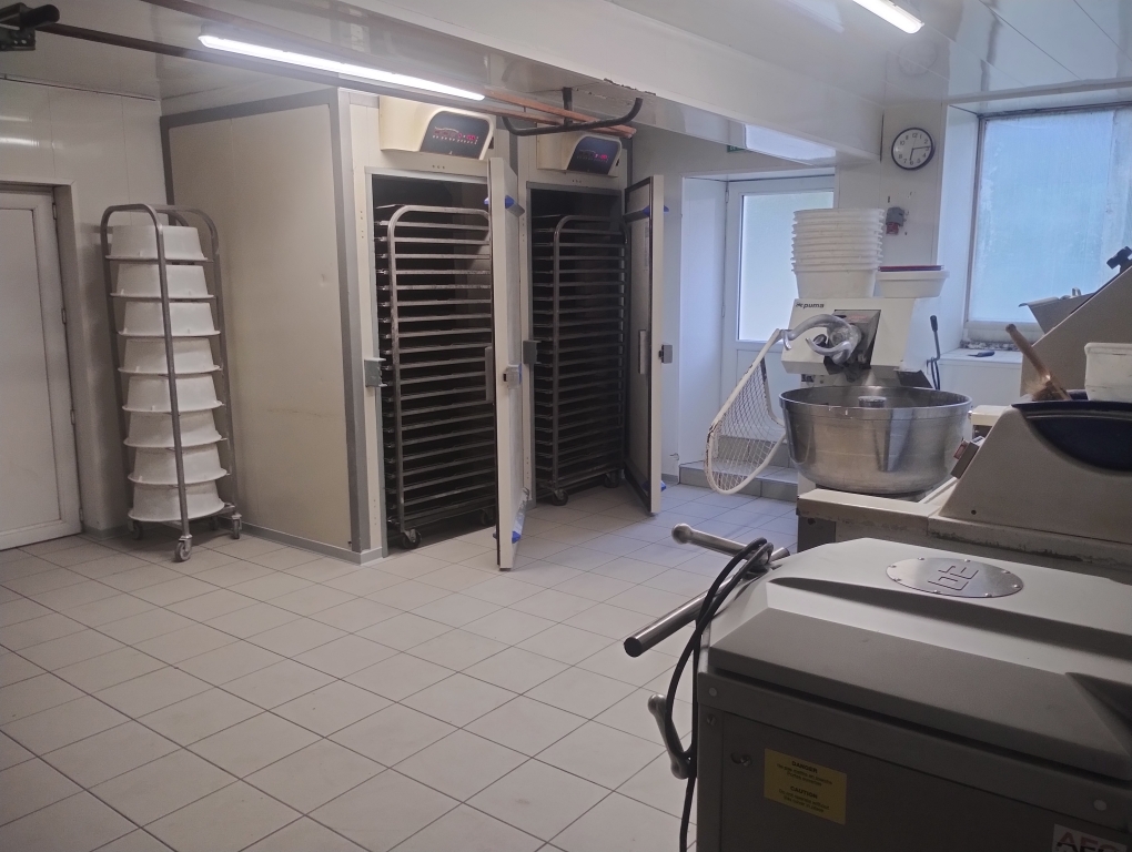 Bocage vendéen, sud vendée ,
Vend fond de commerce et murs de boulangerie,
Affaire saine et rentable 
Clientèle fidèle et régulière , touristique de juin à août
Parking public
Commerces voisins ( supérette, agence bancaire, restaurant, salon coiffure, bar tabac presse, garage automobile, notaire , funérarium , divers artisans , associations... )
Ecole publique communale maternelle / primaire
Accueil périscolaire
1100 Habitants
Cadre de vie paisible et préservé , à 15 petites minutes de villes les plus proches
Sans concurrence immédiate ,
Travail en couple avec 1 apprenti en fabrication
Horaires d'ouvertures très avantageux
5 semaines de fermeture / congés par an
Pas de travaux à prévoir en partie pro( magasin refait en 2020 et fournil en 2025 ) sanitaire , vestiaire douche .
Pas de snacking actuellement ( peut être développé sans soucis ), pas de dépot , ni foyer logement .
CA 24/25 : 194 k€

Logement sur place 5 pièces/chambres avec travaux (électricité à faire + sanitaires/sdb à prévoir en partie privée, ouvertures pvc double vitrage partout) avec grand jardin , cave , garage .

Prix de vente des murs 110 000€ 
Prix de vente du fond 125 000€
Vente cause santé
N’hésitez pas à nous contacter