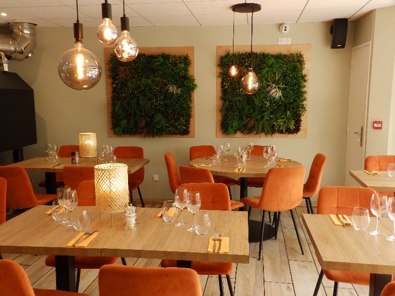 À vendre un hôtel**– restaurant saisonnier, ouvert de mai à octobre. 
L’établissement se situe en Lozère, au centre d’un village touristique de plus de 800 habitants. Il bénéficie d’un emplacement central et d’une excellente visibilité grâce à sa grande baie vitrée.
L’ensemble immobilier est composé de trois bâtiments distincts. 
Le restaurant, titulaire d’une licence IV, dispose d’une salle d’environ 35 couverts, ainsi qu’une terrasse pouvant accueillir 45 personnes. La cuisine professionnelle est équipée et fonctionnelle. La carte actuelle propose une offre : salades, pizzas, burgers, pâtes, etc.
Côté hébergement, l’hôtel classé 2 étoiles (2025) dispose de 17 chambres confortables, toutes équipées de salles d’eau privatives, pour une capacité totale de 45 personnes. Deux chambres supplémentaires sont prévues pour le personnel saisonnier. L’ensemble comprend également un logement de fonction, idéal pour les exploitants souhaitant vivre sur place.
La clientèle est variée et fidèle : nationale et internationale, composée de familles, groupes d’amis, retraités et sportifs...
L’établissement fonctionne uniquement avec du personnel saisonnier. Aucun CDI n’est en cours, et il n’y a donc aucun salarié à reprendre.
Cette affaire est idéale pour deux personnes dynamiques disposant d’une expérience en hôtellerie-restauration.

Vente des murs :  730 000€ ou location : 3 200 € / mois TTC
Vente du fonds de commerce : 420 000 € 
Référence de l'annonce : L0500