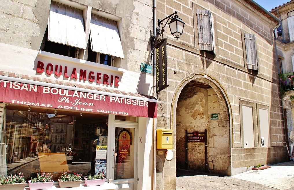 A vendre cause départ à la retraite, Boulangerie Pâtisserie Artisanale dans joli .village dynamique. Unique boulangerie dans un rayon de 10 kilomètres. Belle notoriété locale avec une clientèle très fidèle. Matériel impeccable, four Werner de 2018.Appartement de fonction (5 pièces) en bon état. 
Murs et Fond de Commerce à vendre. 
Possibilité de faire une location avec option d'achat sur les murs.
Un véhicule Partner (4 ans) permet à la boulangerie d'effectuer une petite tournée de pain dans les villages avoisinants.
N'hésitez pas à nous contacter pour plus de renseignements et venez visiter notre boulangerie. J'espère que comme nous, il y a 22 ans, vous aurez un coup de cœur pour notre petit village médiéval et notre boulangerie située face à des halles de 17ème siècle