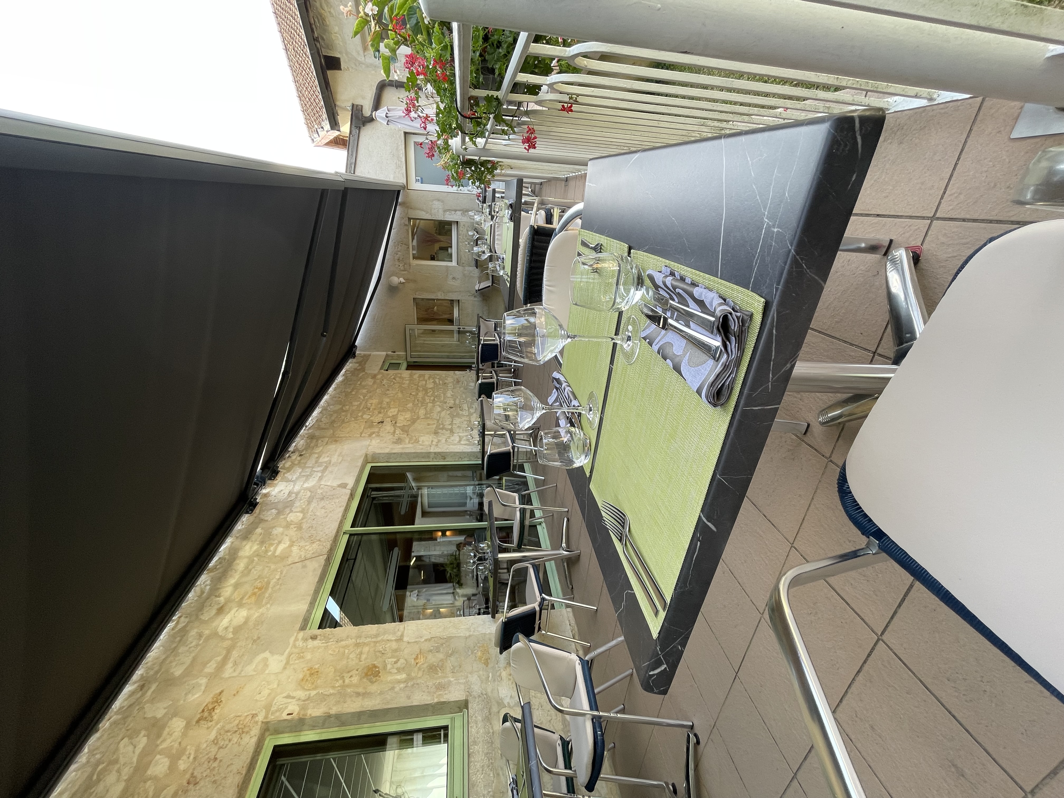 Jolie petit hôtel en pierre dans un village médiéval touristique entre Lyon et Genève.