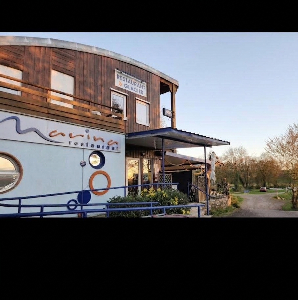 À VENDRE – RESTAURANT AVEC LOGEMENT – BORDS DE SAÔNE A CORRE (HAUTE-SAÔNE)
Opportunité rare!!

Situé dans un cadre exceptionnel, au cœur d’un port en bord de Saône, le restaurant La Marina bénéficie d’un environnement calme, touristique et très agréable, idéal pour une activité saisonnière ou à l’année.

Côté restaurant :

Salle intérieure d’une capacité de 40 couverts
Belle terrasse couverte et ombragée de 80 couverts, très appréciée en période estivale
Emplacement privilégié avec vue et proximité directe de l’eau.

Les points forts:

*Cadre naturel exceptionnel en bord de Saône.
*Fort potentiel de développement 
(événementiel, soirées à thème, etc)
*Clientèle fidèle et de passage 
*Outil de travail prêt à l’emploi.

Idéal pour allier qualité de vie et activité dynamique. 

Côté habitation :

À l’étage, vous trouverez :

Un studio indépendant comprenant :
Un salon
Une kitchenette
Une chambre
Une salle de bain avec WC
Une terrasse
Un second espace de vie indépendant comprenant :
Un grand salon
Deux chambres
Une salle de bain
Un WC séparé
Un grand balcon

Ce bien offre de nombreuses possibilités : exploitation en restauration, investissement locatif (saisonnier ou annuel), ou projet de vie avec logement sur place.

Atouts :

Cadre naturel et touristique
Belle capacité d’accueil
Logements indépendants
Fort potentiel de développement.

**Étudie toute proposition de financement**

Pour plus d’informations ou organiser une visite, n’hésitez pas à nous contacter.
06 04 48 14 82. 

A bientôt Coralie et Jean-Noël ⚓️