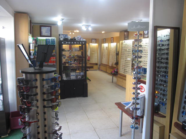 bonjour,
Magasin indépendant a vendre ,situé à  Pleubian, au centre d'une commune côtière et touristique des Côtes d'Armor (toutes commodités , médecins, pharmacies, kiné, infirmiers, boulangerie, banques, commerces...).Magasin seul sur secteur, premier concurrent à 15 km. Magasin récent (avril2015), aux normes d'accessibilités en bon état. Zone de chalandise : 9000hab. Atelier Nidek, poste de vente(2) + caisse + salle d'examen de vue indépendante . CA sain et sans aucun réseau fermé de mutuelle. Large choix de montures (possibilité d'exposition jusqu'à 800 montures dans la configuration actuelle). Clientèle fidèle à moyenne d'âge élevée. 1er contact par mail. Les murs qui comprennent, en plus du magasin, un appartement attenant et indépendant (+/- 60m²) avec combles (+/- 20m²) sont a louer ou a vendre.
PS: pas sérieux et curieux s' abstenir merci.