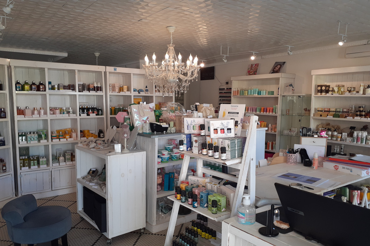 A vendre boutique de cosmétiques au centre du village , superficie 60 m² . 
loyer mensuel 650 euros . 
Parking clientèle devant la boutique