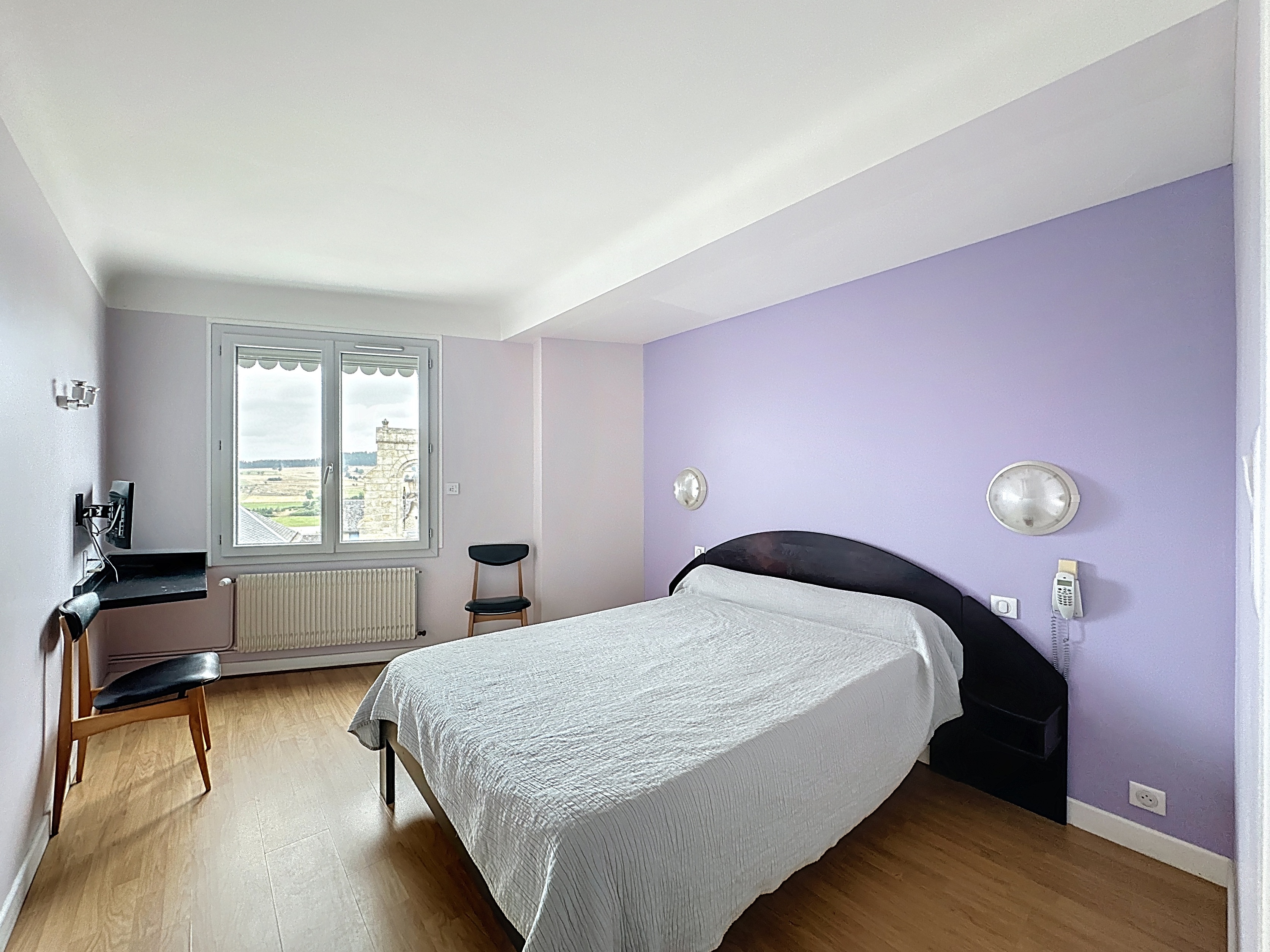 À Saint Alban sur Limagnole, village étape du chemin de Saint-Jacques-de-Compostelle, cet établissement sur quatre niveaux avec ascenseur représente une belle opportunité pour un repreneur. La vente de ce Fonds de commerce regroupe bar, tabac, FDJ, PMU, restaurant et gîte. La partie restauration, entièrement rénovée, propose une salle pouvant accueillir une cinquantaine de couverts, une cuisine professionnelle équipée, une chambre froide et des espaces de stockage.

Côté hébergement, l’immeuble dispose de 21 chambres dont 8 rénovées, ainsi qu’un dortoir. Des espaces complémentaires comme une salle de réunion, un bureau et une salle de télévision modernisée complètent l’offre. Les deux premiers étages, aujourd’hui inoccupés, laissent entrevoir un fort potentiel de développement après travaux. Un studio et un T2 indépendants sont également intégrés à l’ensemble.

À l’extérieur, la clientèle profite d’une terrasse, et le dernier étage offre une terrasse panoramique avec une vue dégagée. Le tout bénéficie d’un chiffre d’affaires régulier et d’un loyer attractif de 1 900 € par mois, avec possibilité d’acquérir les murs commerciaux.

Une affaire complète et polyvalente, idéale pour un professionnel souhaitant s’implanter dans un secteur dynamique et touristique.