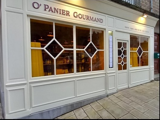 RESTAURANT,  BAR, SALON DE THE  Vends Fonds de commerce  78 m² 
30 places assises et une belle terrasse pouvant recevoir 35 places assises Dans une commune avec tous les commerces et services 
Cite touristique et 50mn de Granville.
Aucun travaux à prévoir. Refait à neuf et au norme décembre 2023
Cuisine équipée et matériels entretenus,four à pizza, une cave d'environ 20m² et une  cour privée.
 Parking gratuit à proximité.

Vends cause santé.