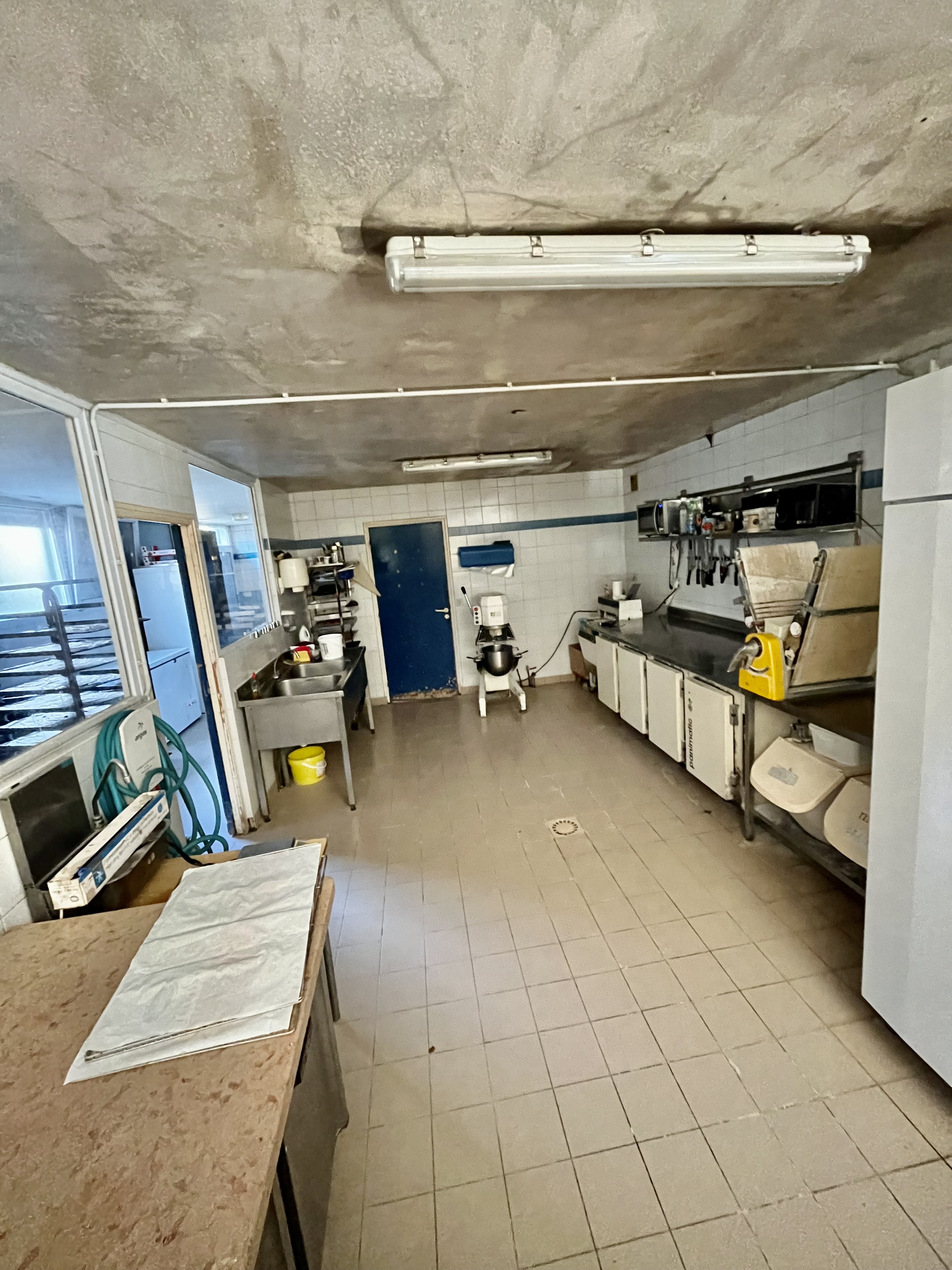 Cause retraite, belle oportunité de reprise d’une boulangerie-pâtisserie située au cœur de Maulévrier. 

Le commerce comprend :
- Un espace de vente avec arrière-boutique et sanitaires d’environ 60m2.
- Un fournil et un laboratoire de pâtisserie de 150m2, spacieux et fonctionnels. 

La commune bénéficie d’une forte attractivité grâce au Parc Oriental de Maulévrier, qui accueille plus de 250 000 visiteurs chaque année. Le Puys du fou, situé à seulement 30 minutes, contribue également à l’affluence touristique du secteur. 

L’activité snacking offre un beau potentiel de développement. 

Prix ouvert à la négociation.

Pour plus d’informations contactez nous.