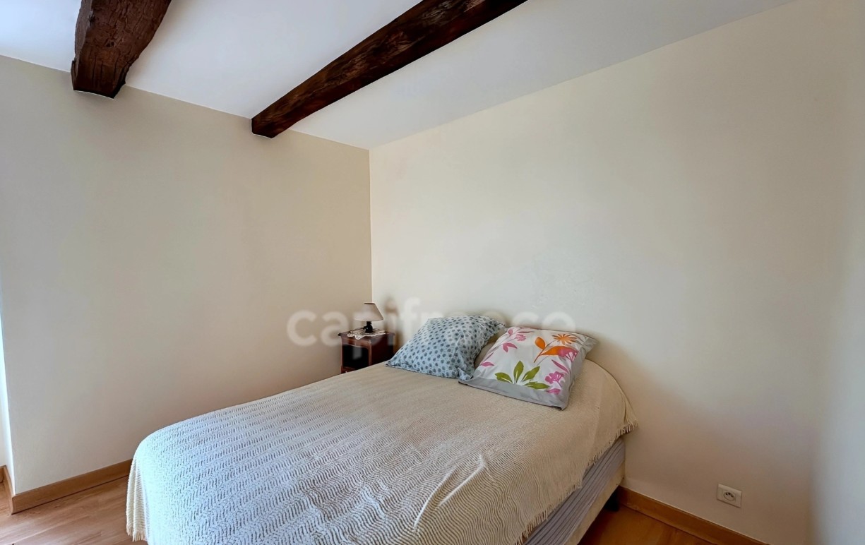 Idéalement situé en plein centre-bourg de Landudec, sur un axe passant avec un flux de véhicules régulier, cet ensemble immobilier bénéficie d’une excellente visibilité et offre une opportunité rare d’allier activité professionnelle et habitation. Stationnement facile et immédiat au pied du bien, un véritable atout pour accueillir la clientèle.

Au rez-de-chaussée, vous découvrirez un local commercial d’environ 62 m², composé d’un ancien bar offrant un bel espace principal ainsi qu’une salle attenante idéale pour une extension, une salle d’attente ou un espace de travail. Un WC indépendant et une petite réserve complètent ce niveau.

À l’étage, un logement de type T3 d’environ 53 m² comprenant une cuisine ouverte sur un salon lumineux, deux chambres et une salle d’eau avec WC.

Au deuxième étage, des combles aménageables d'une surface au sol de 62m², offrent un potentiel supplémentaire intéressant pour agrandir la surface habitable ou créer un espace complémentaire selon vos besoins.

L’ensemble est à rénover, offrant de nombreuses possibilités d’aménagement et de valorisation selon votre projet.


Ce bien conviendra parfaitement à de nombreuses activités : restauration, commerce de proximité, professions libérales, agence, bureaux ou activité indépendante.


Idéal pour un professionnel souhaitant implanter son activité avec logement sur place, ou pour un investisseur recherchant un bien à fort potentiel avec possibilité de projet mixte ou locatif.